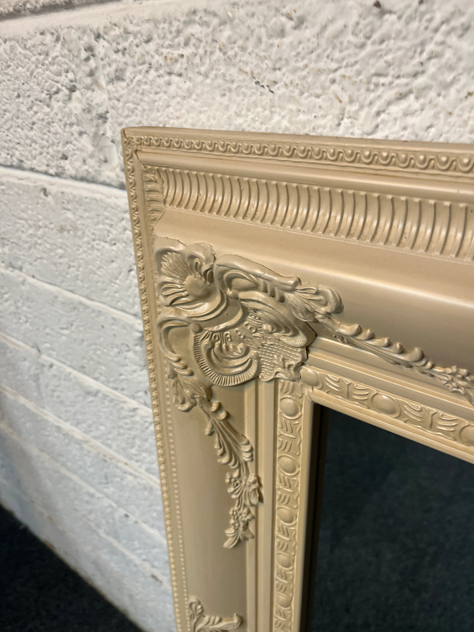 Cream landscape mirror with ornate details (117 x 87 cm) 4325