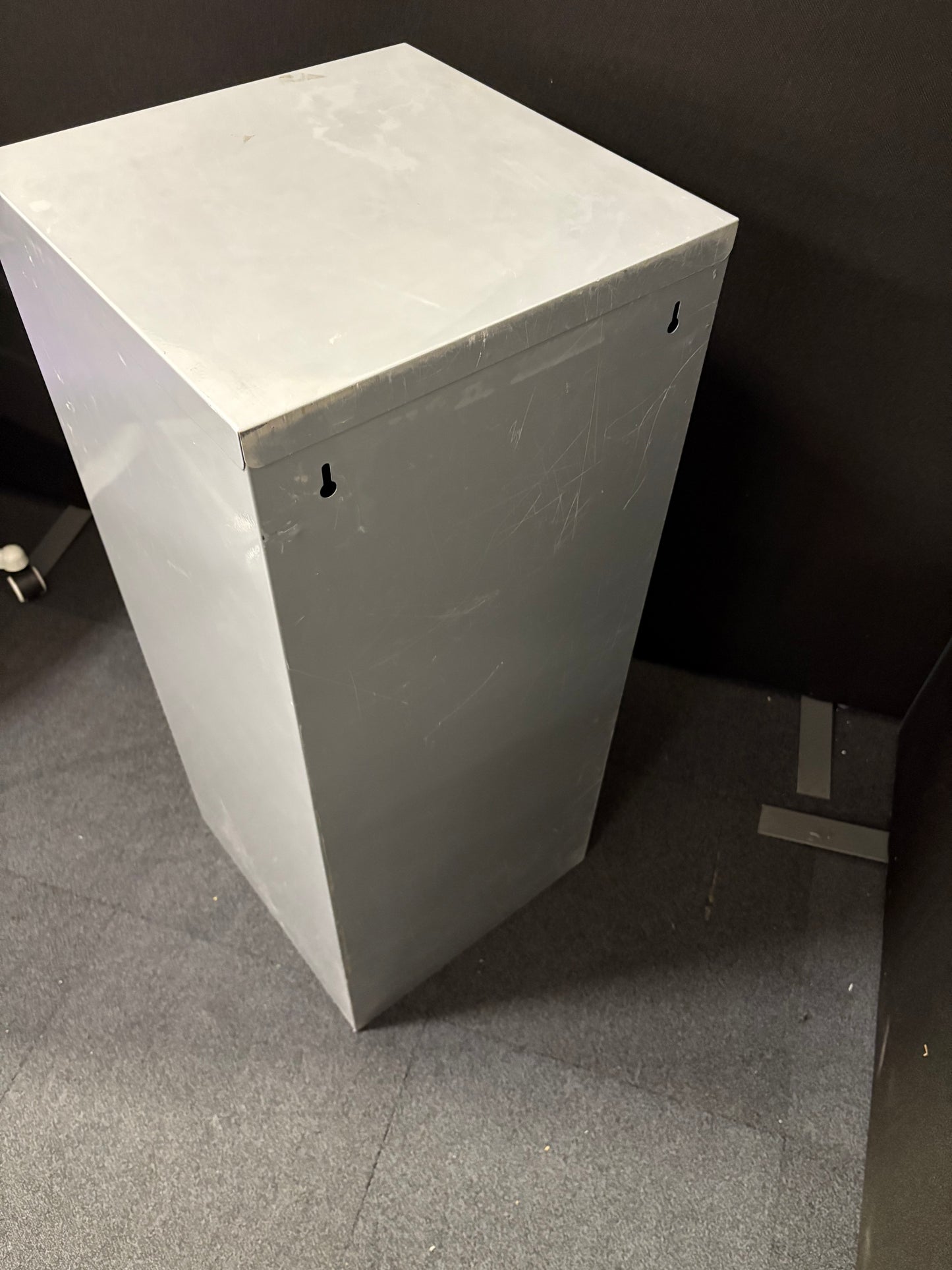 Secondhand silver and black metal 3 drawer A4 Home office filing cabinet with key 400Dx400Wx960H