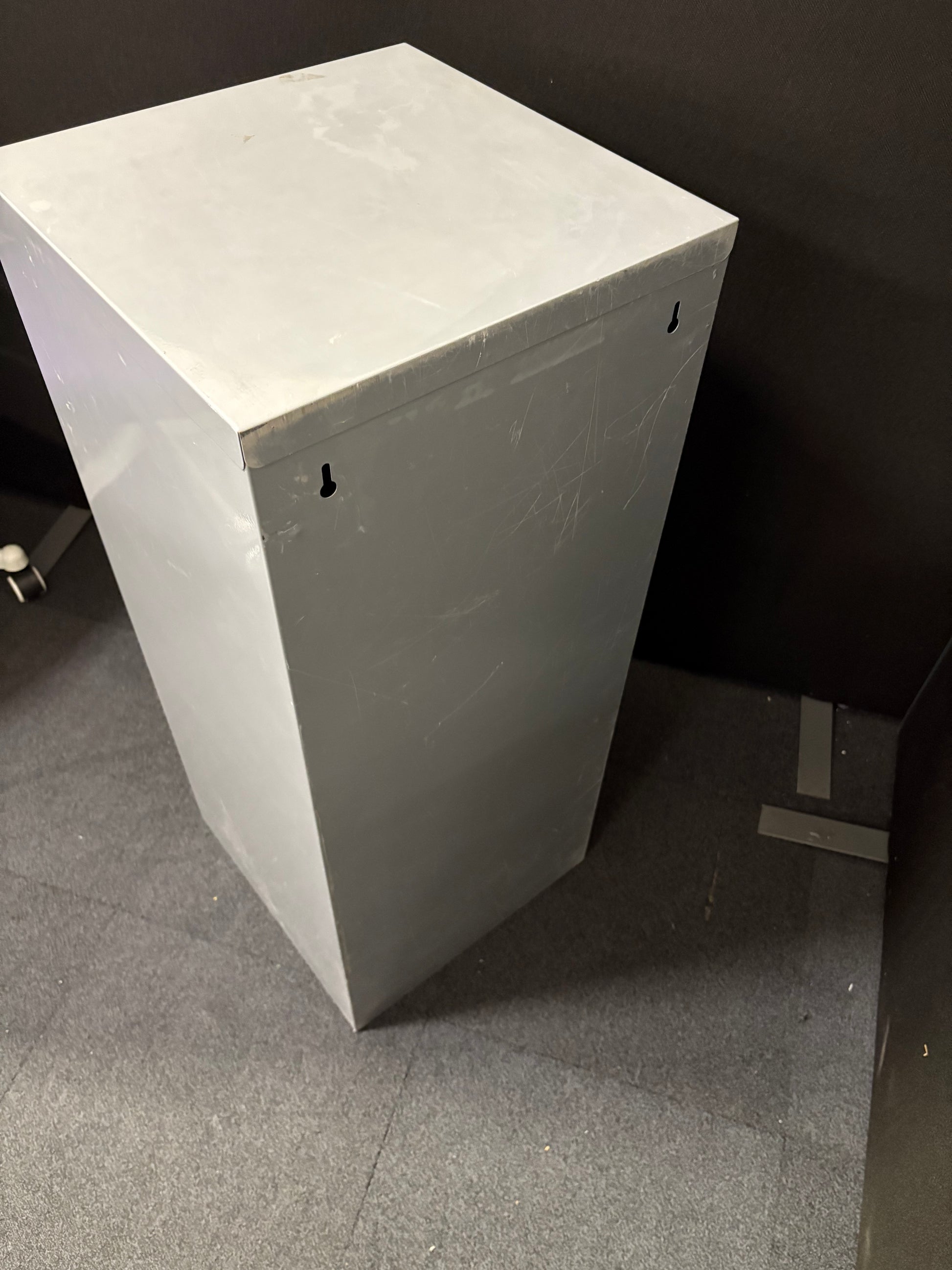 Secondhand silver and black metal 3 drawer A4 Home office filing cabinet with key 400Dx400Wx960H