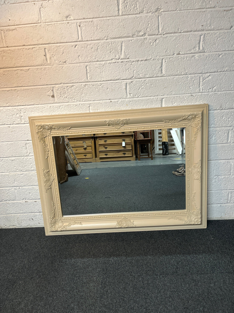 Cream landscape mirror with ornate details (117 x 87 cm) 4325