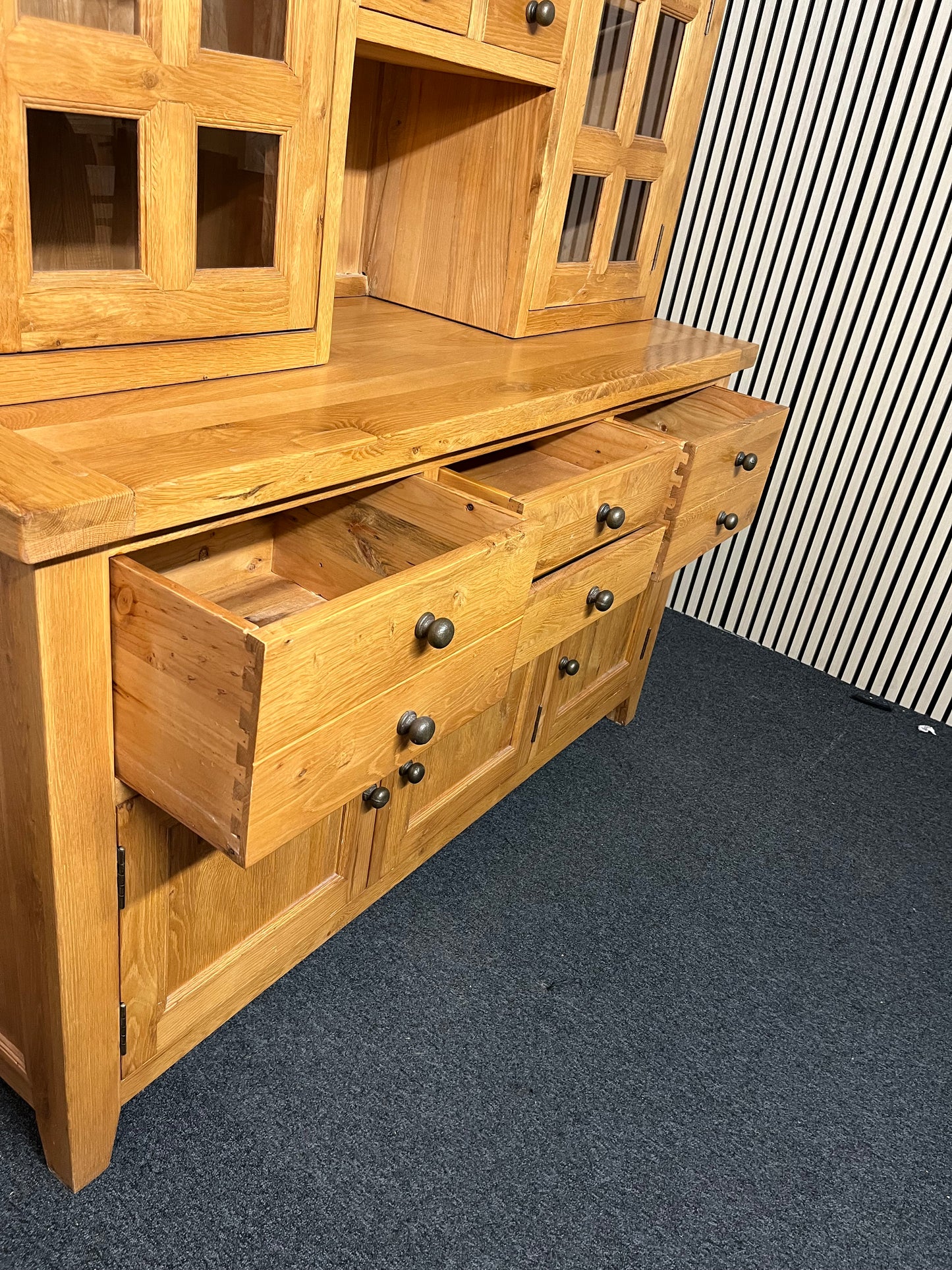 Tall solid oak kitchen dresser with glass doors and drawers, in 2 sections (H 200 x W 160 x D 60 cm) 2325