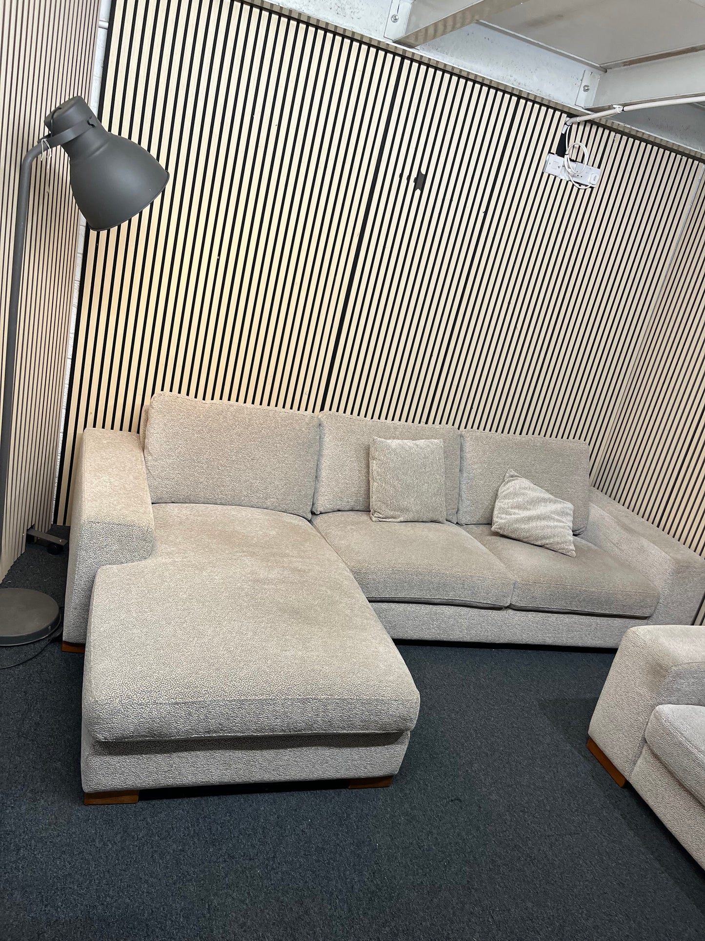 Large right hand light cream fabric corner sofa suite with matching armchair (Width 290 cm, depth 170cm and 100 cm) 1126