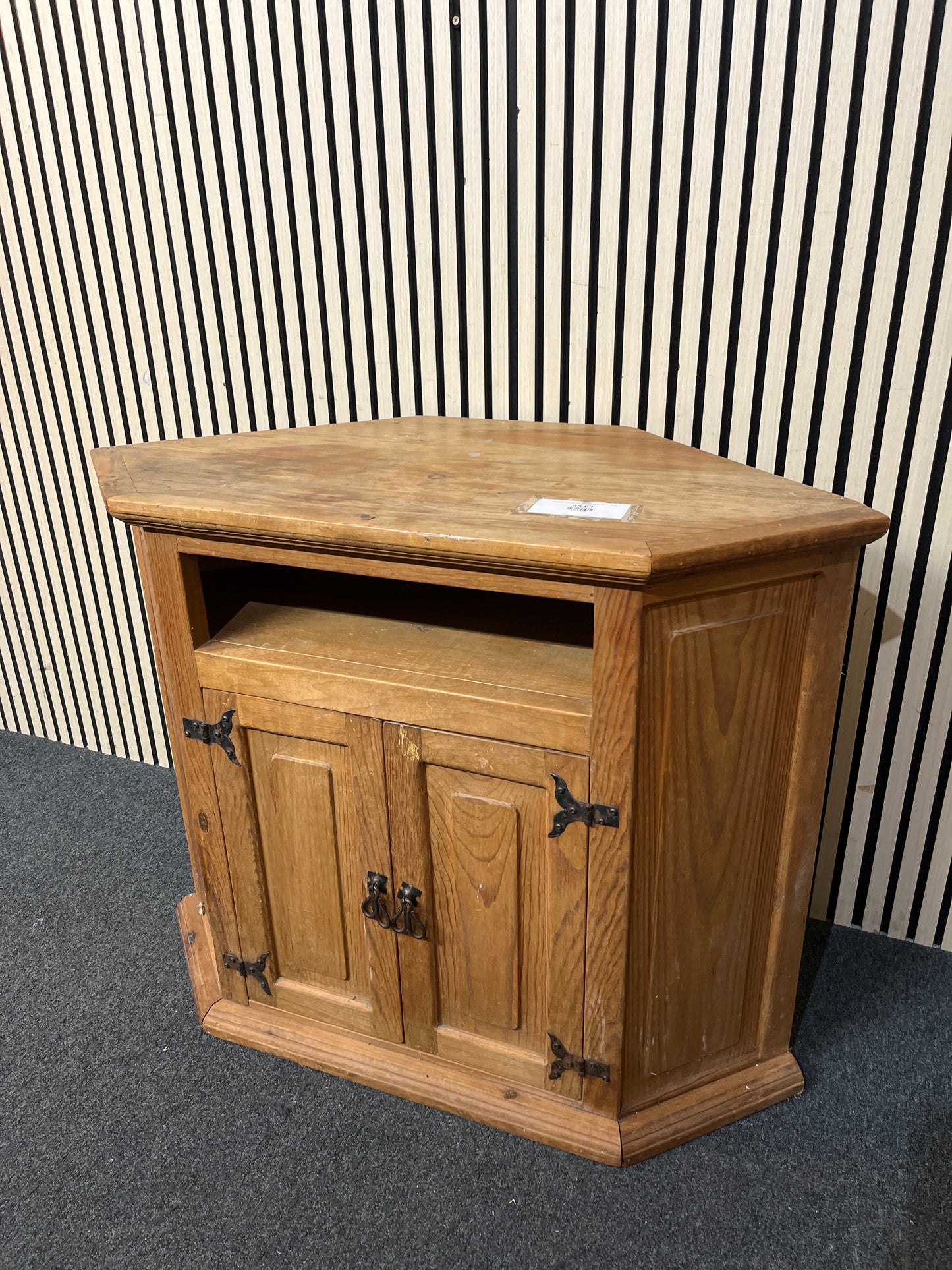 Solid Pine two door television unit (H 82 x W 103 x D 55 cm) 3126