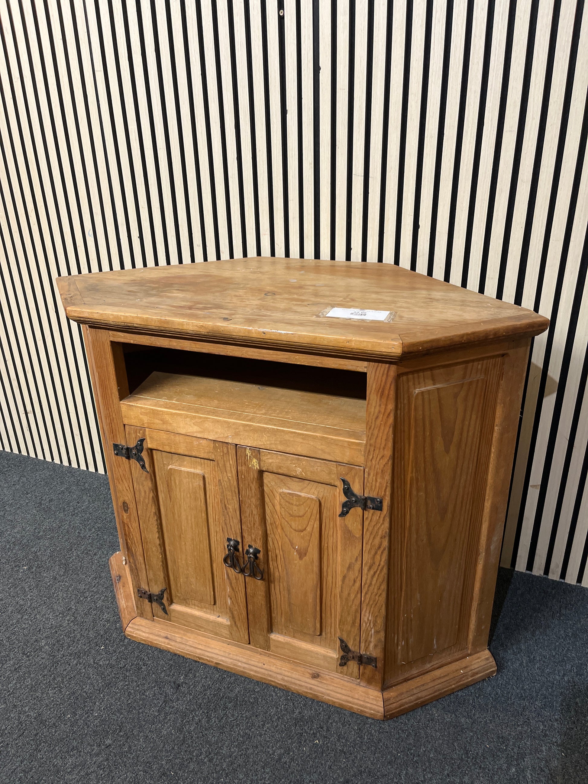 Solid Pine two door television unit (H 82 x W 103 x D 55 cm) 3126