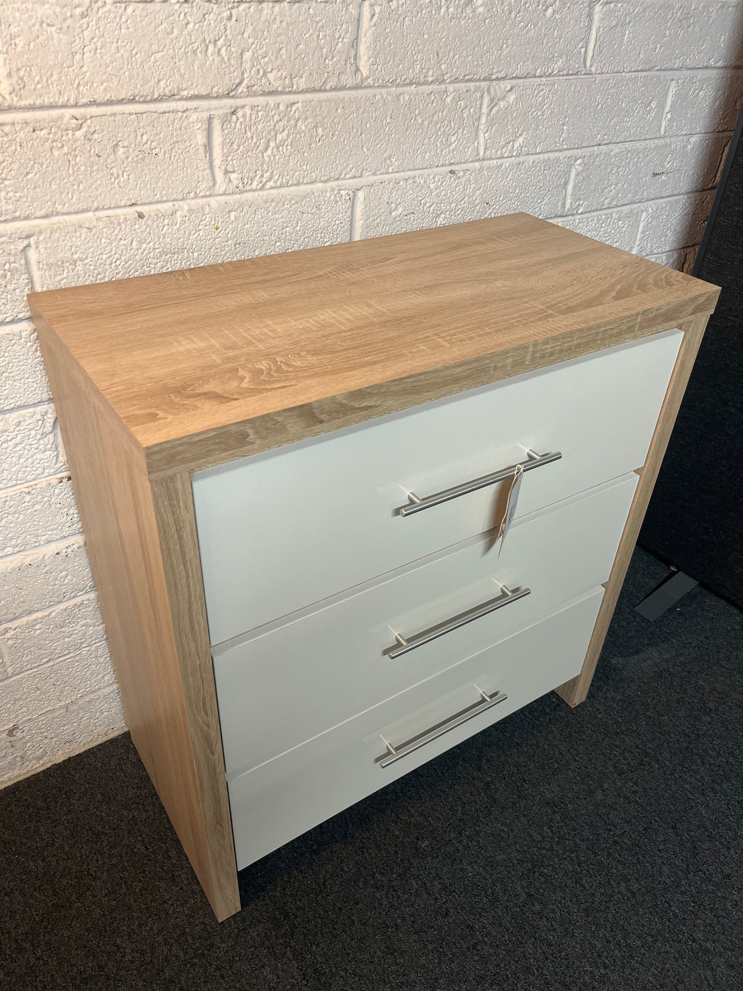 Oak laminate and white gloss chest of drawers (H 87 x W 80 x D 39 cm) 2225