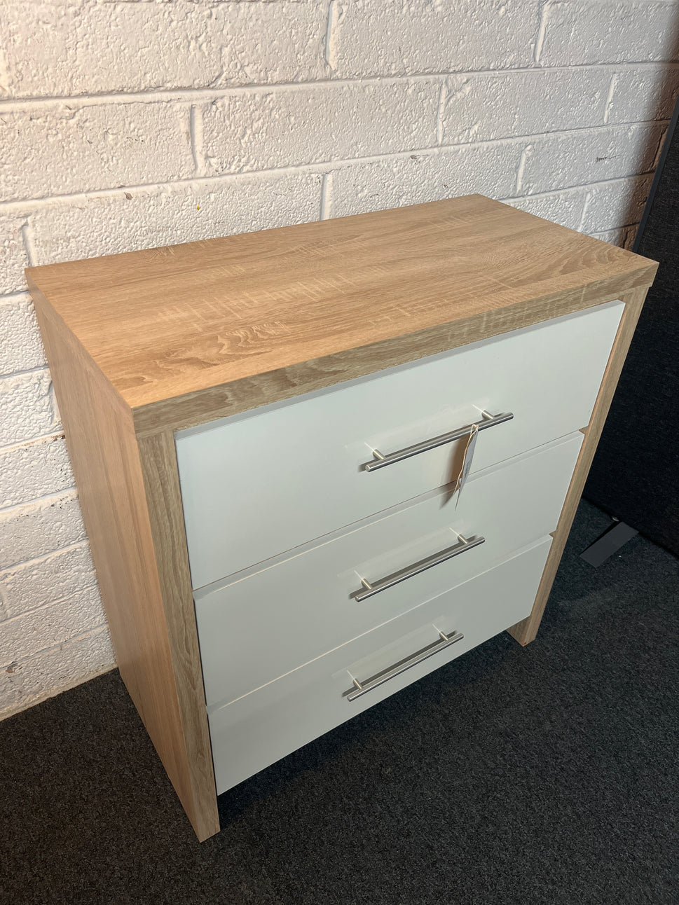 Oak laminate and white gloss chest of drawers (H 87 x W 80 x D 39 cm) 2225