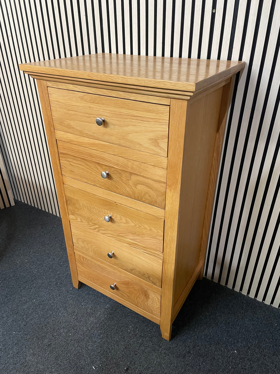 Solid oak 5 drawer tallboy (H 129 x W 68 x D 48 cm) 1126