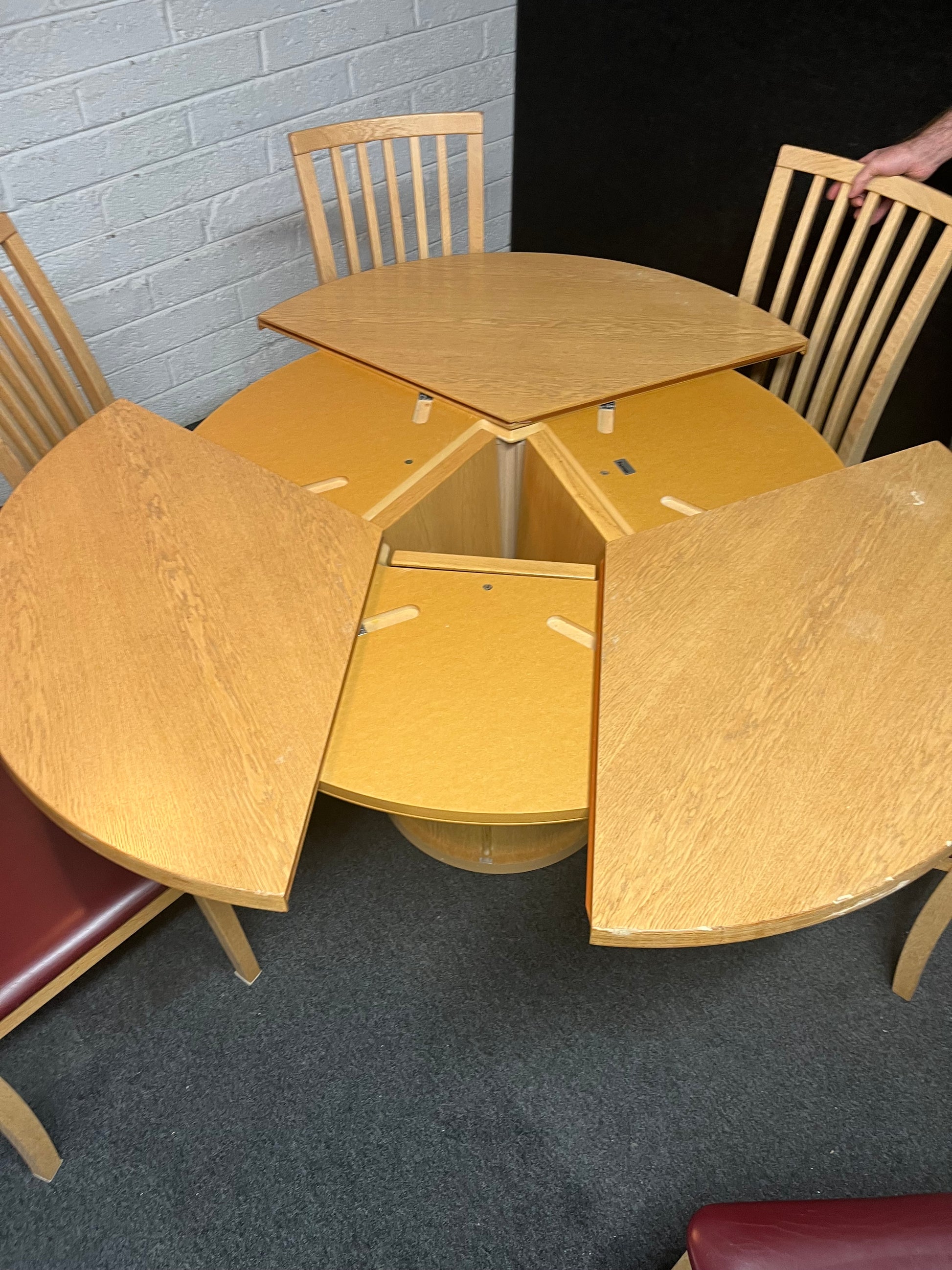 Extendable oak dining table (120 cm diameter unextended - 140 cm each side extended) with 6 matching oak dining chairs with red leather seats (made in denmark by Scovby) 3225