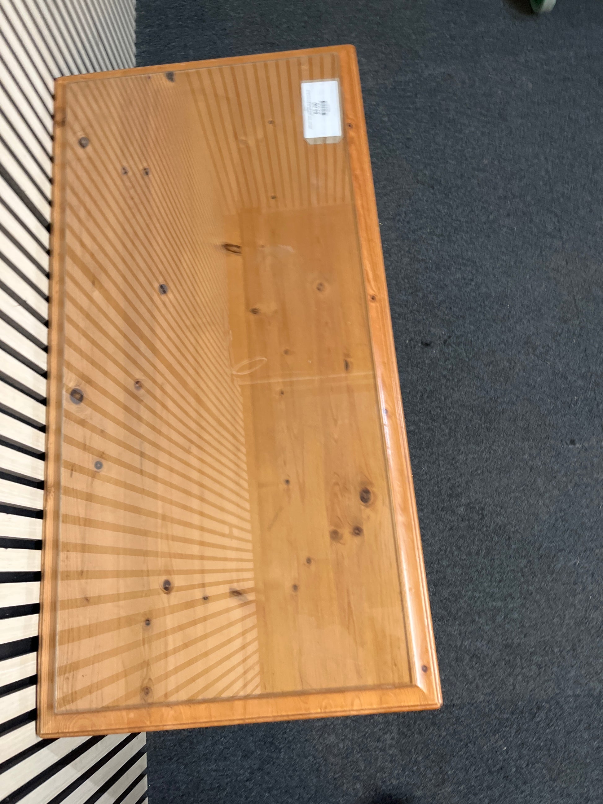 Solid pine 3 drawer coffee table with glass top (H 49 x W 100 x D 50 cm) 3126