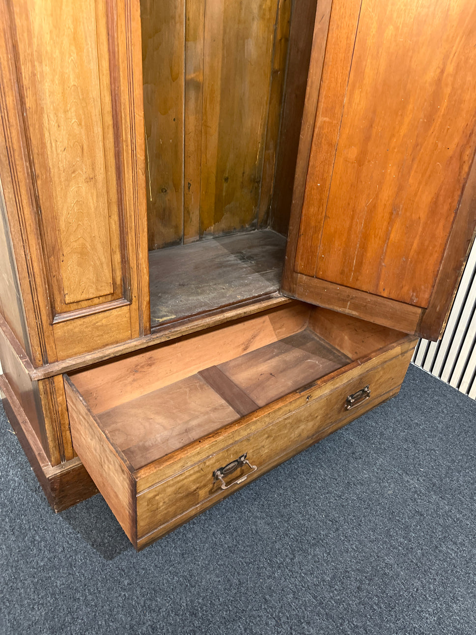 Antique dark mahogany tall ornate single door wardrobe with details (H 200 x W 112 x D 50 cm) 1425