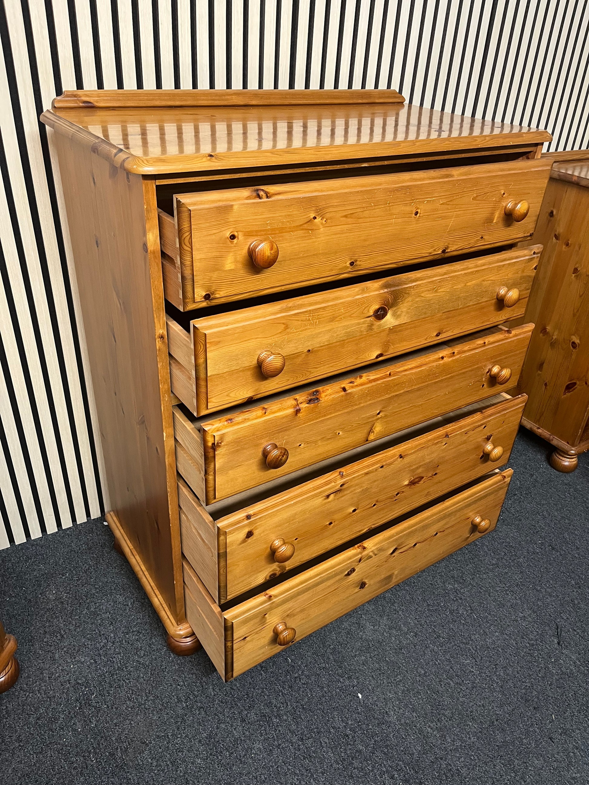 Solid Ducal pine 5 drawer chest of drawers 2325