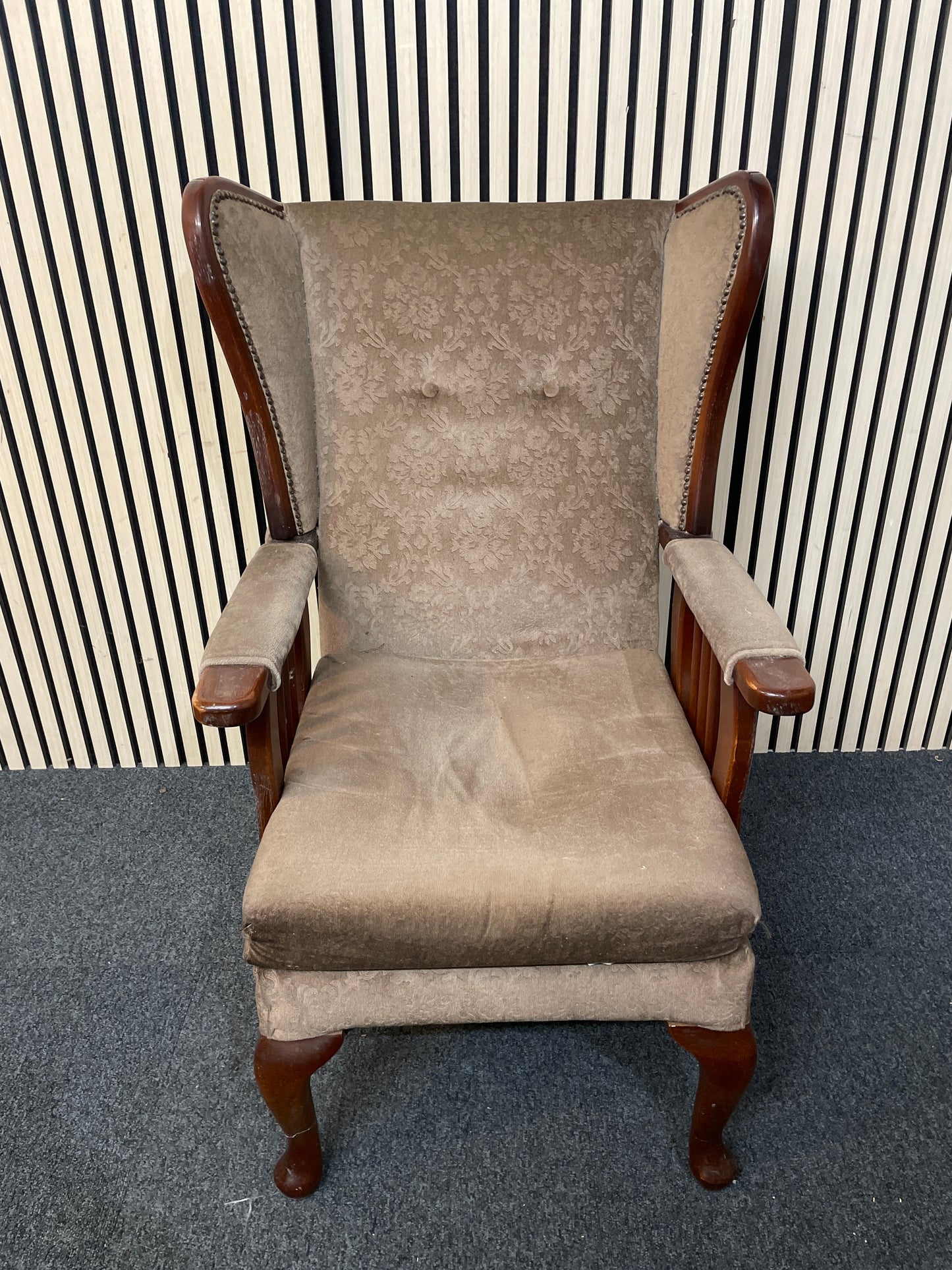 Solid mahogany framed spindle back carver chair 2425