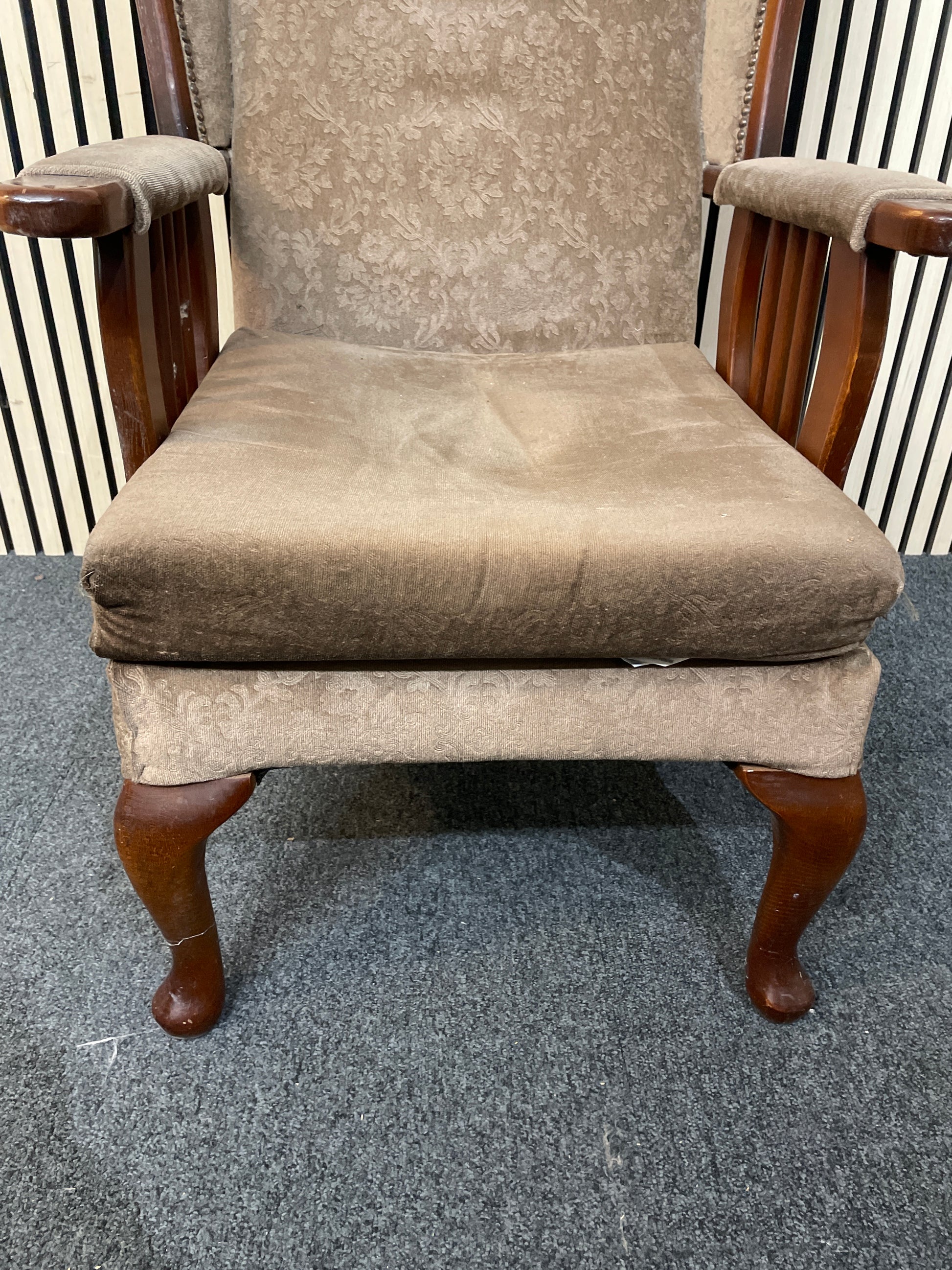 Solid mahogany framed spindle back carver chair 2425