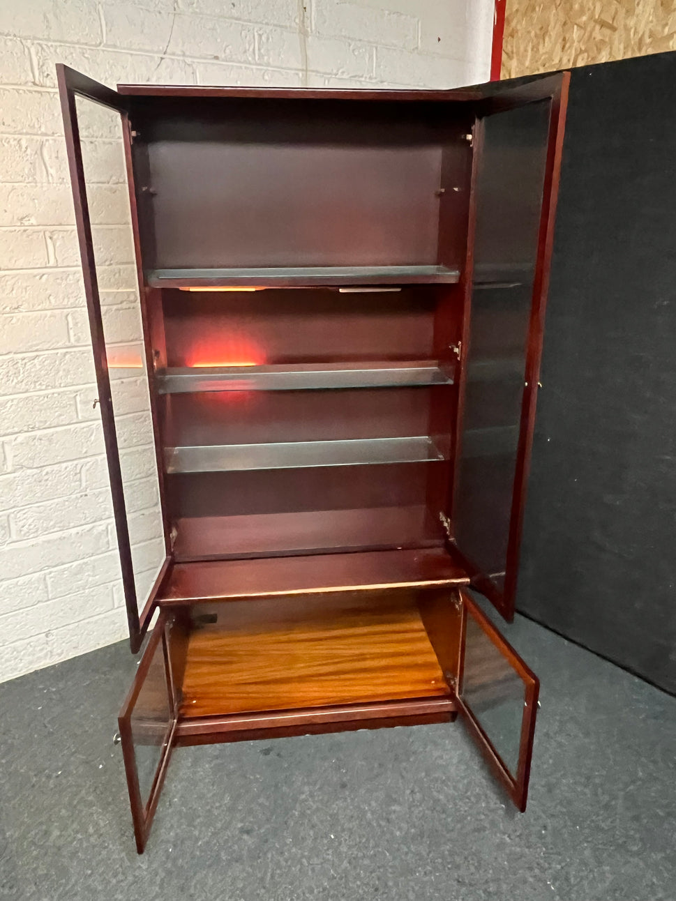Tall rosewood stained 2 glass door display unit (H 170 x W 83 x D 29 cm) 2225