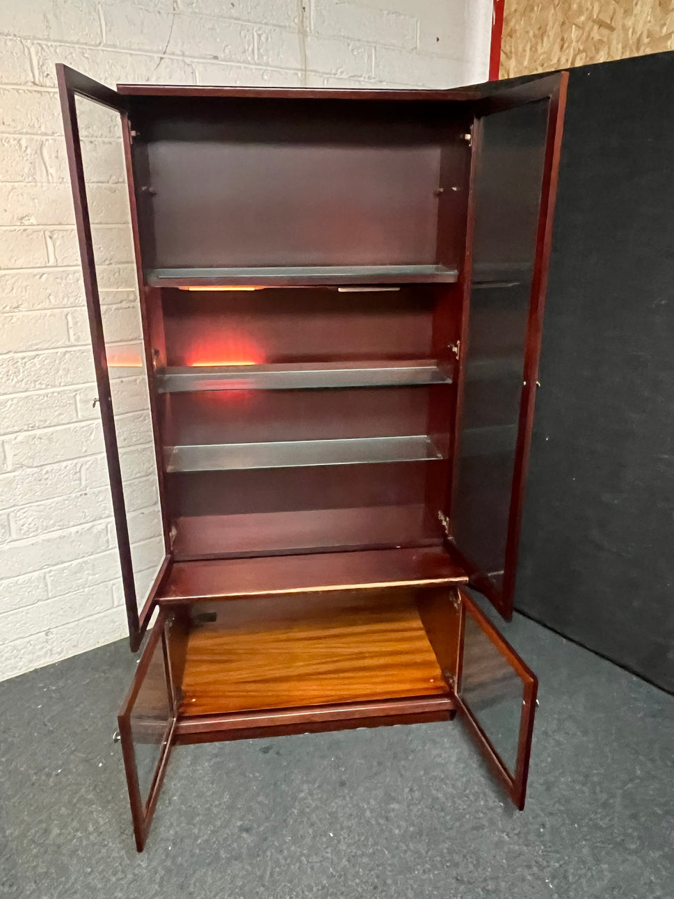 Tall rosewood stained 2 glass door display unit (H 170 x W 83 x D 29 cm) 2225