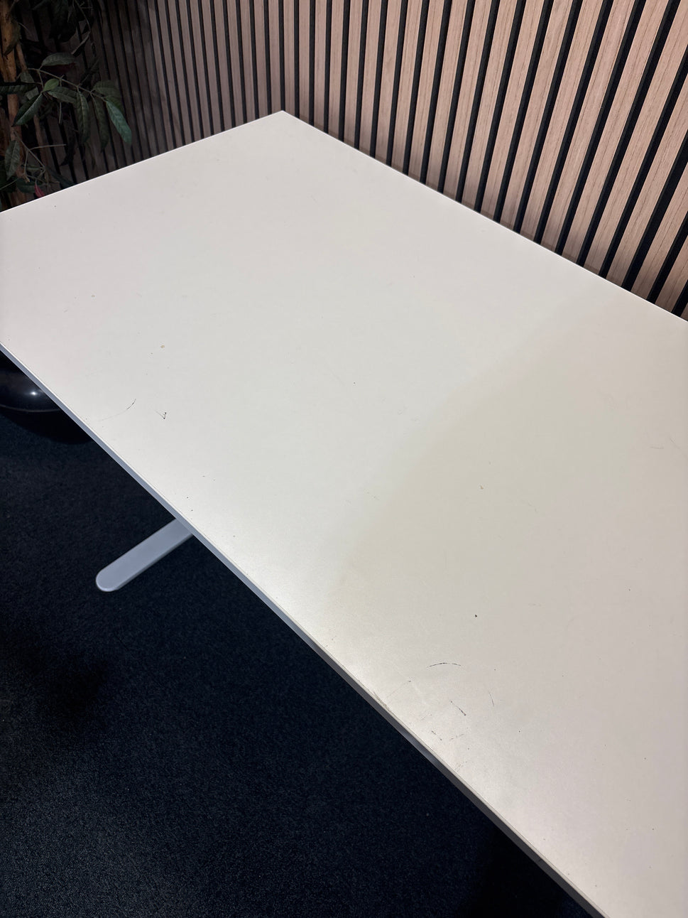 height adjustable electric desk with white laminate top Jysk 3126
