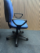 Switch Shaped medium back blue fabric swivel chair with loop arms 3 image