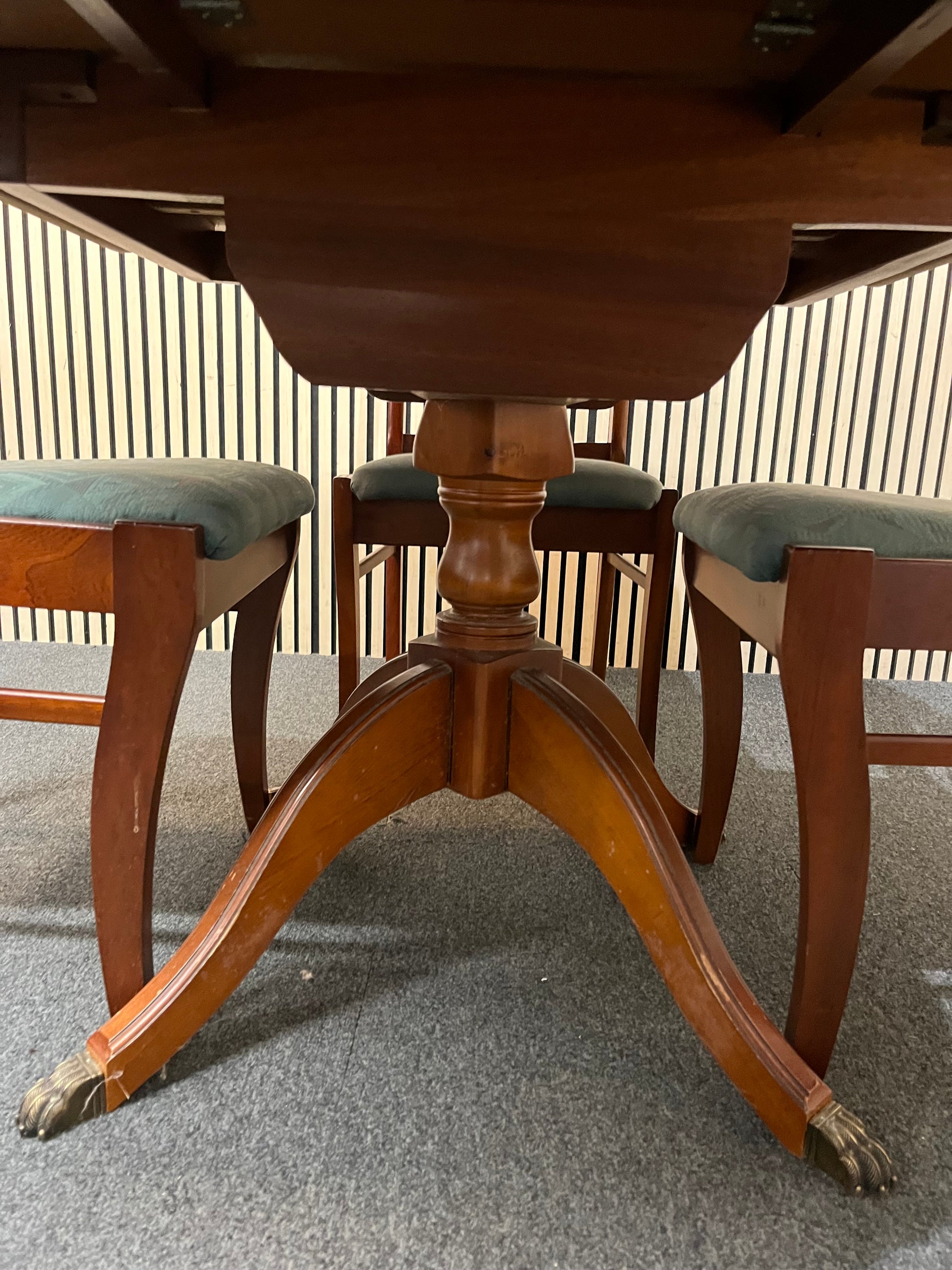 Rossmore mahogany drop leaf dining table with 4 no. matching dining chairs (L 70 - 160 x W 86 cm) 43448