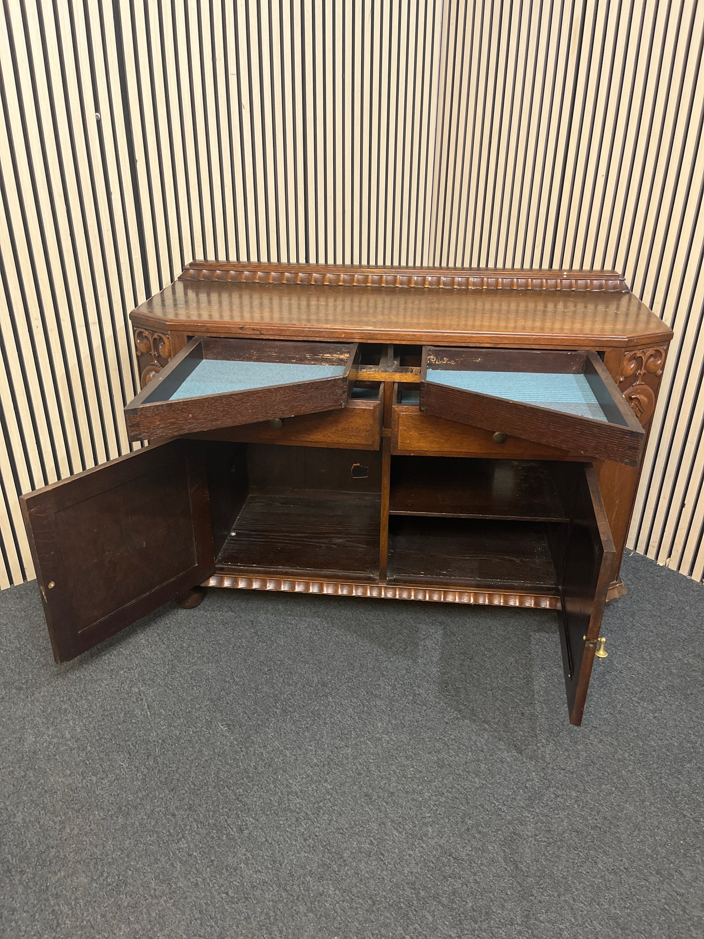 Vintage dark oak sideboard with ornate carvings (H 96 x W 132 x D 51 cm)  44240