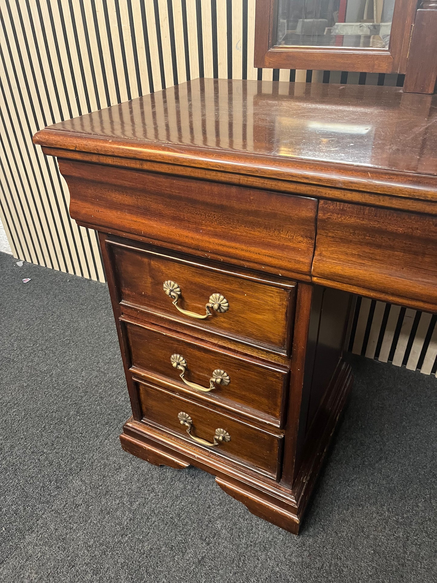 Large ornate solid mahogany dressing table (H 76 x W 137 x D 77 cm) 43827D