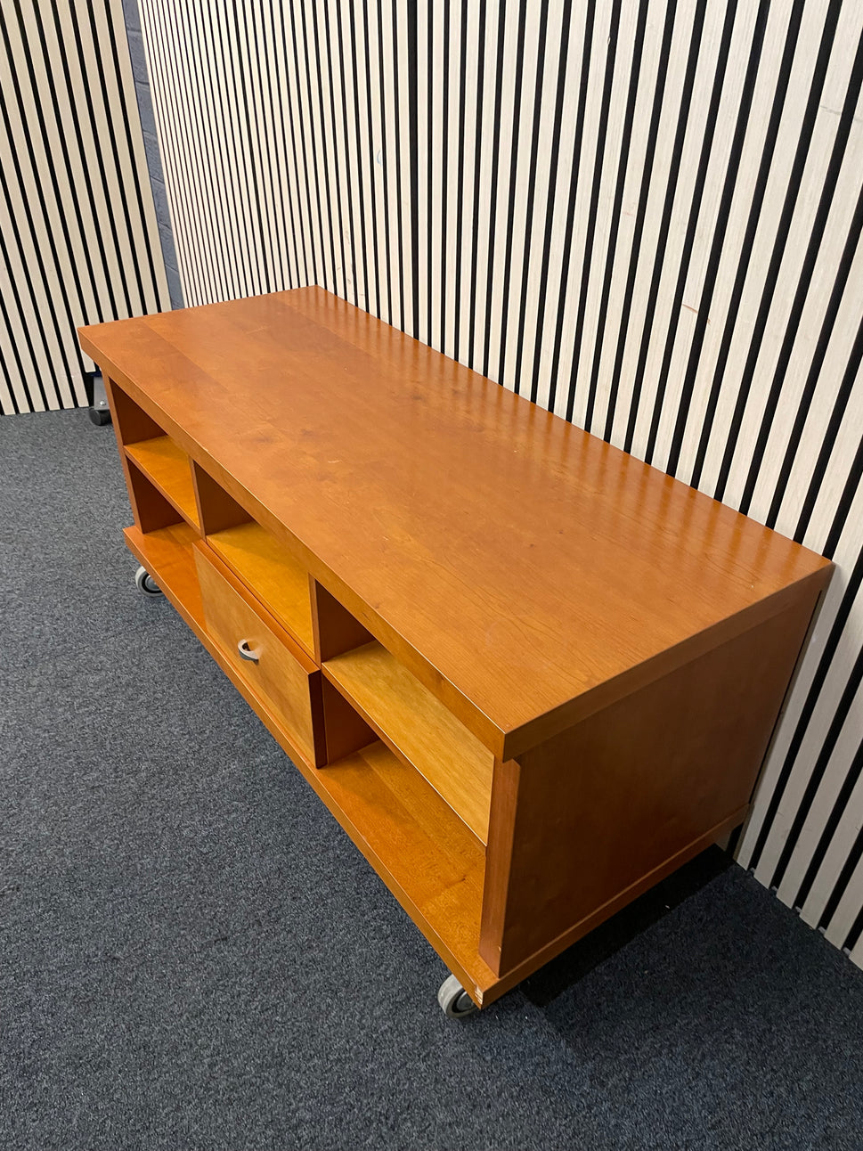Cherry veneer low rectangular TV unit on castors (H 57 x W 122 x D 48 cm) 4225
