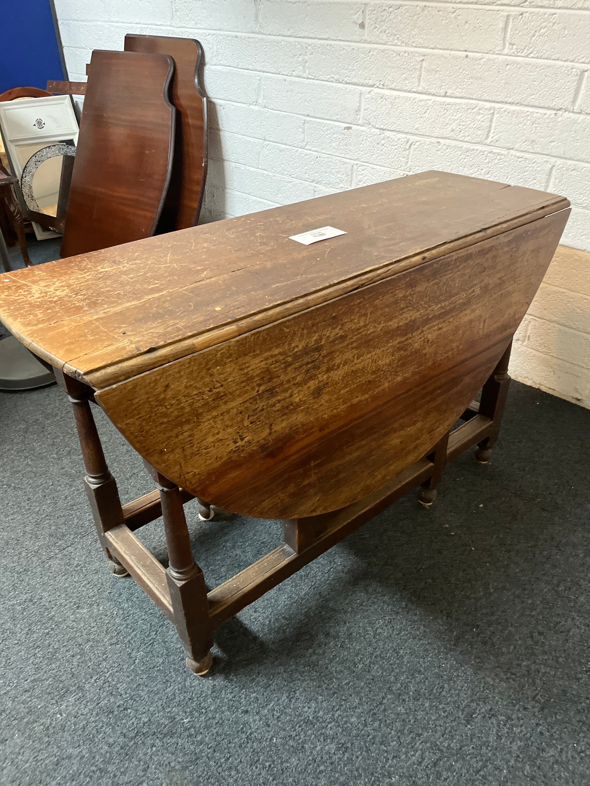 Stained oak drop leaf table (H 70 x W 140 x D 116 cm) 1325
