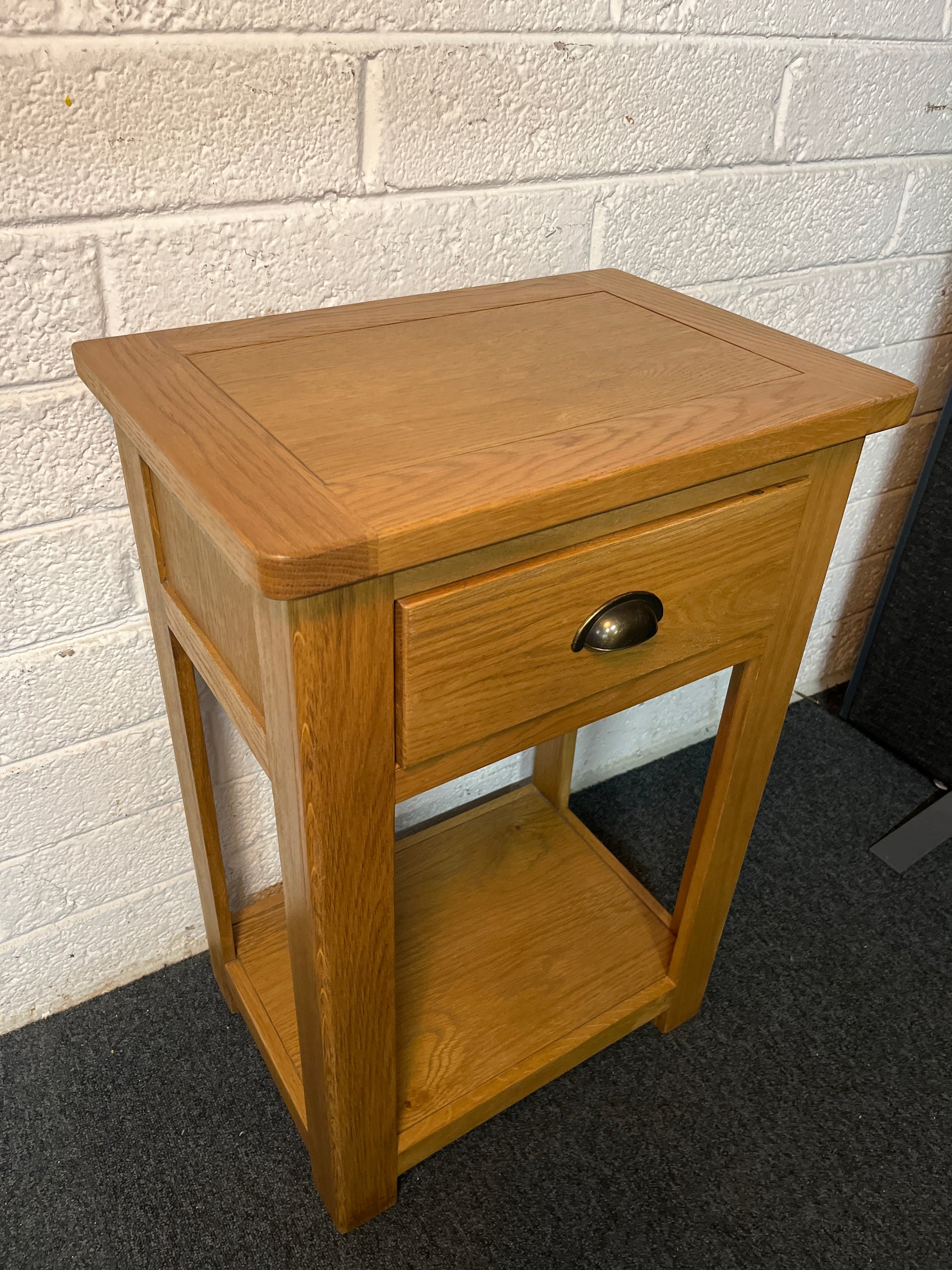 Solid oak small sqaure 1 drawer lamp table 2225