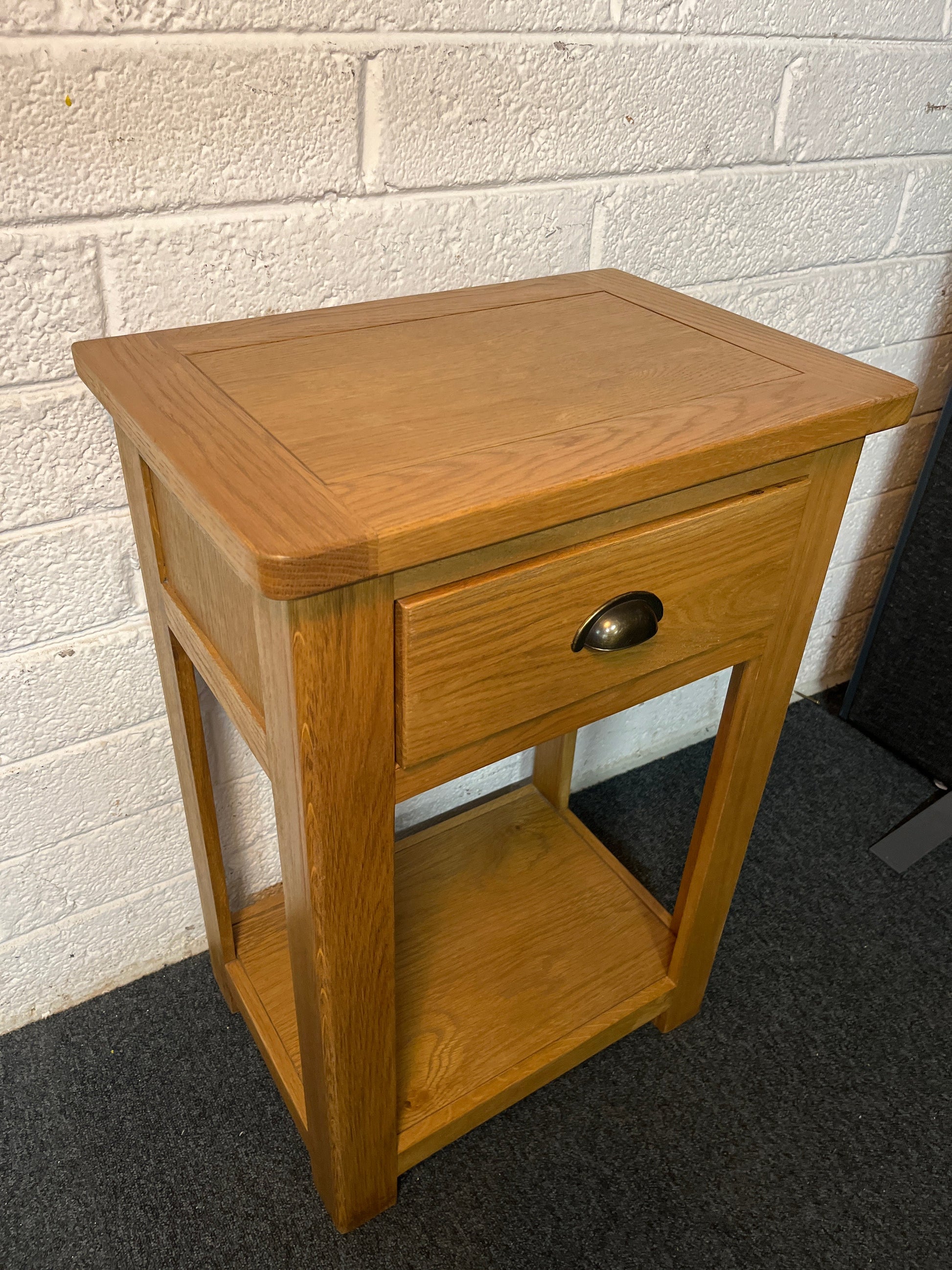 Solid oak small sqaure 1 drawer lamp table 2225