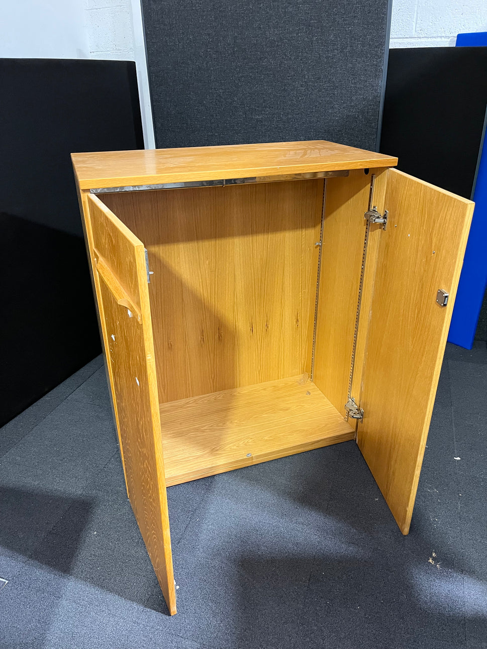 Solid oak 2 door storage unit (H 120 x W 100 x D 53 cm)