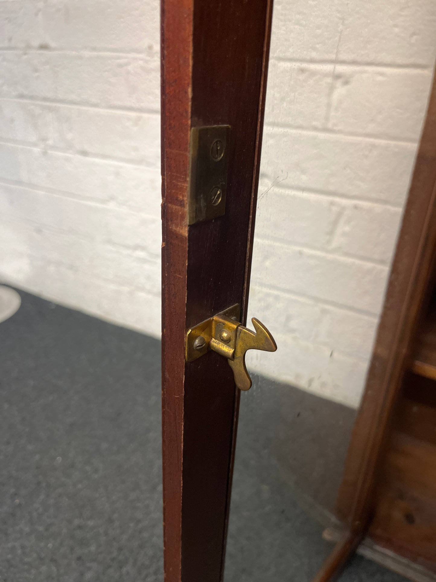 Small oak stained glass display case (H 120 x W 91 x D 32 cm) 1325