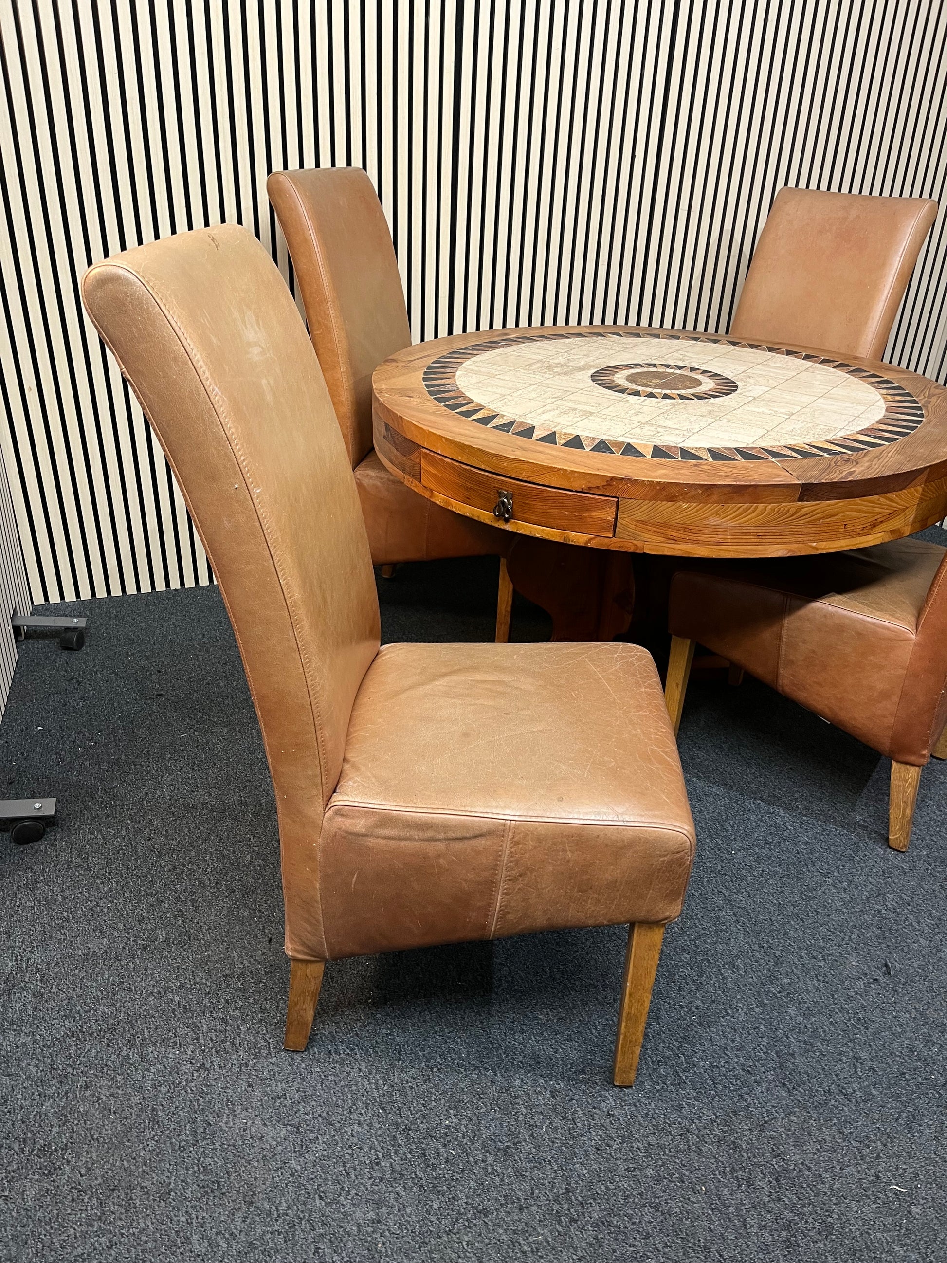 Solid pine and tiled circular table (120 cm diameter), central base with 4 tan leather seats 1425