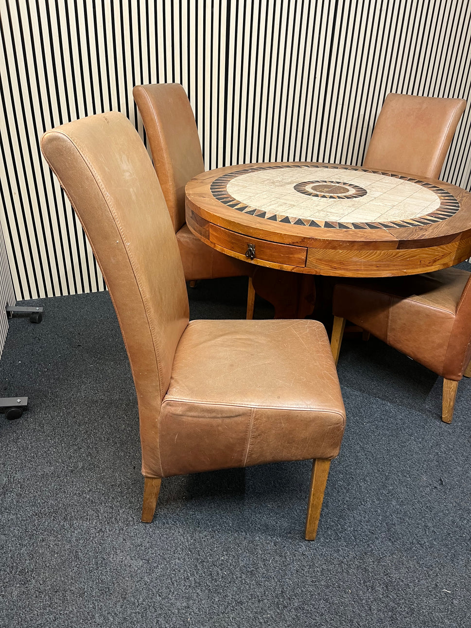 Solid pine and tiled circular table (120 cm diameter), central base with 4 tan leather seats 1425