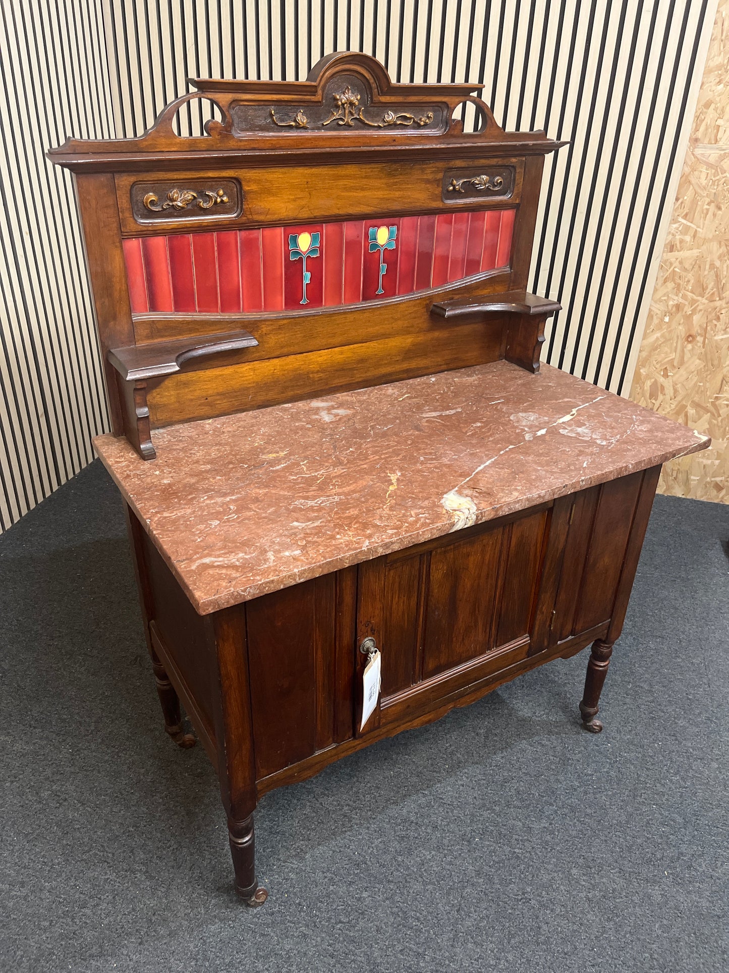 Marble top ornate wash stand with mahogany base (H 124 x W 92 x D 49 cm) 43584