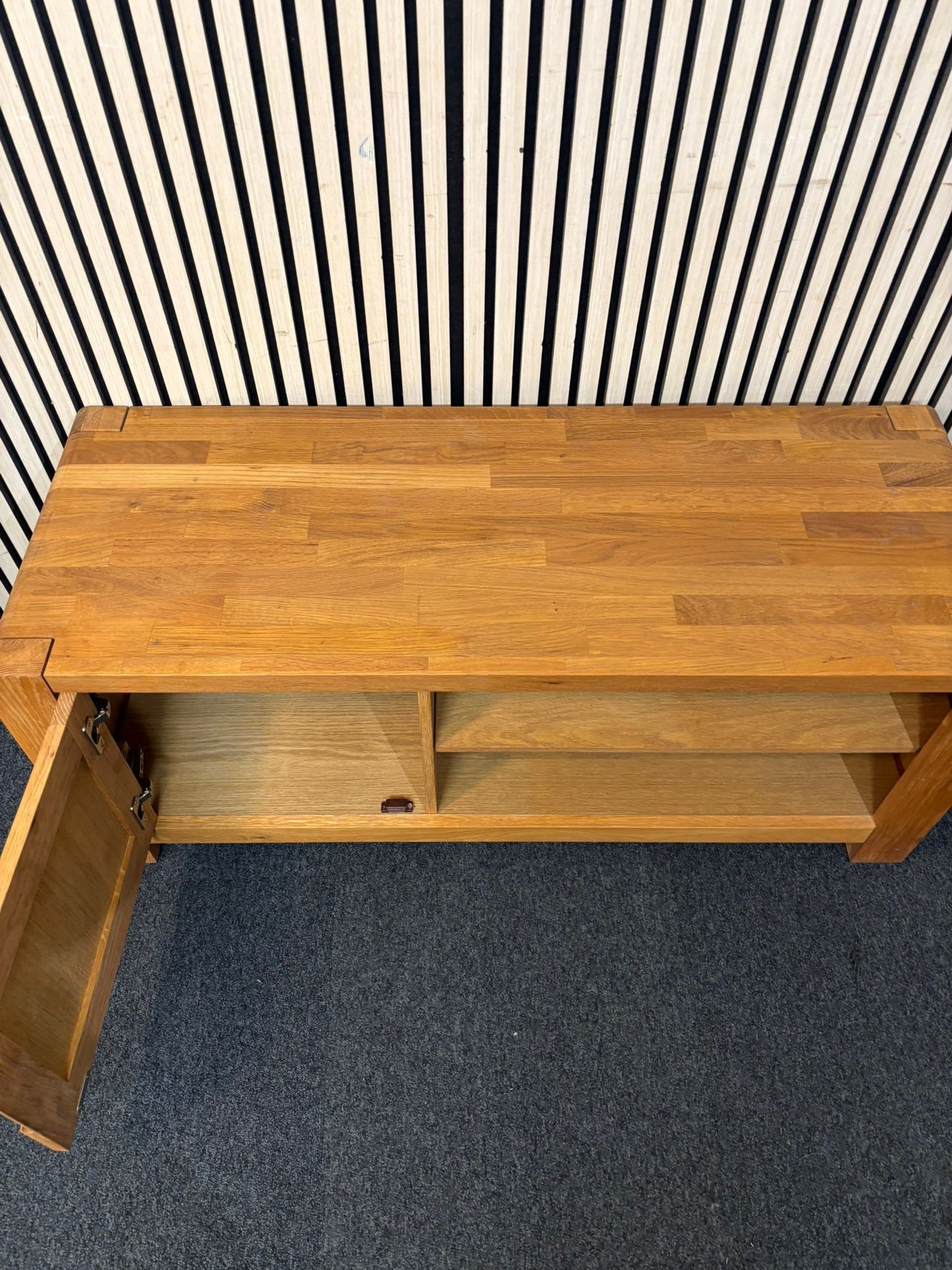 Solid oak 1 door low tv unit with shelf space (H 50 x W 120 x D 45 cm) 2226