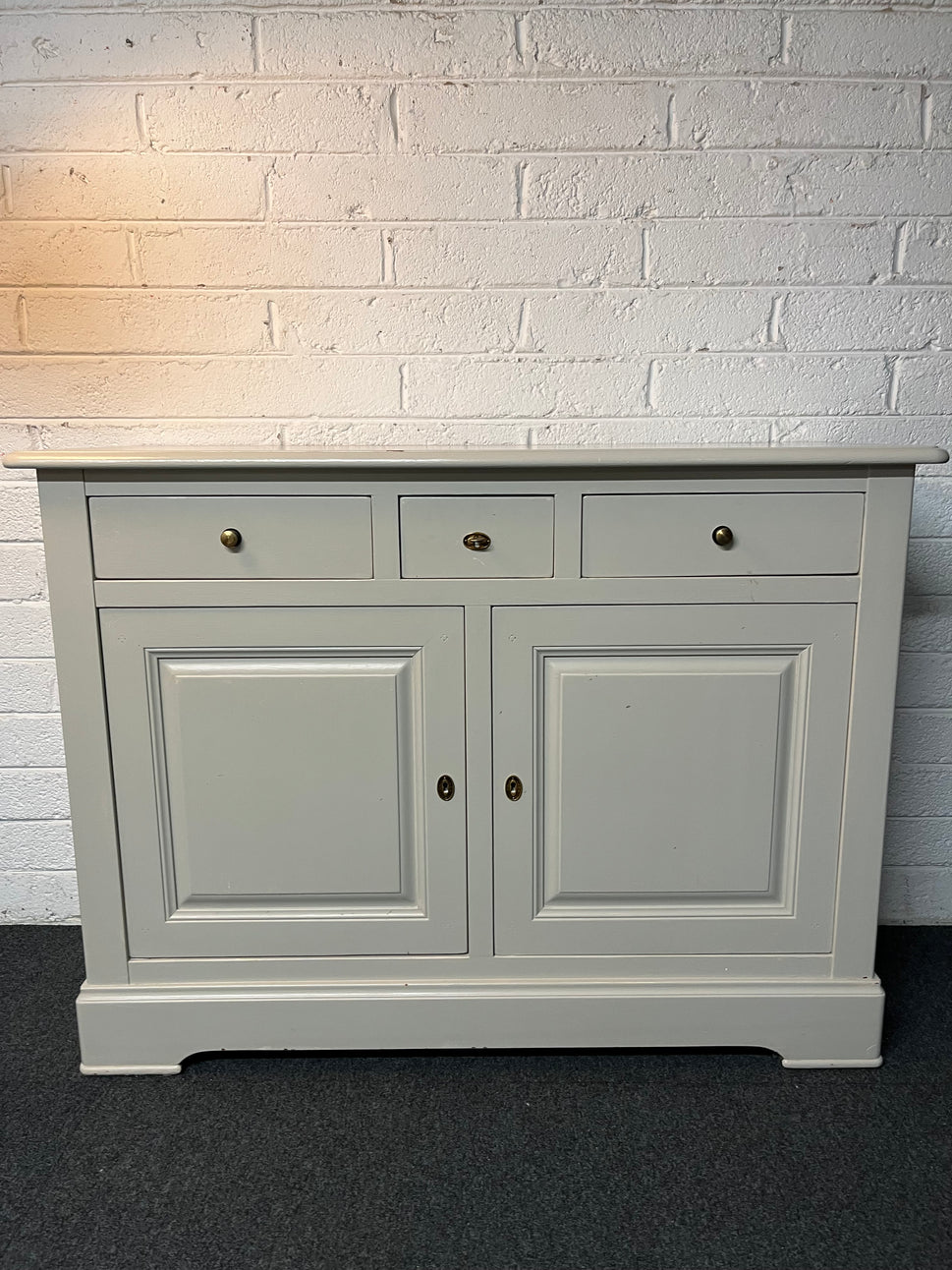 Solid wood white painted large 2 door 3 drawer sideboard (H 100 x W 135 x D 50 cm) 2225