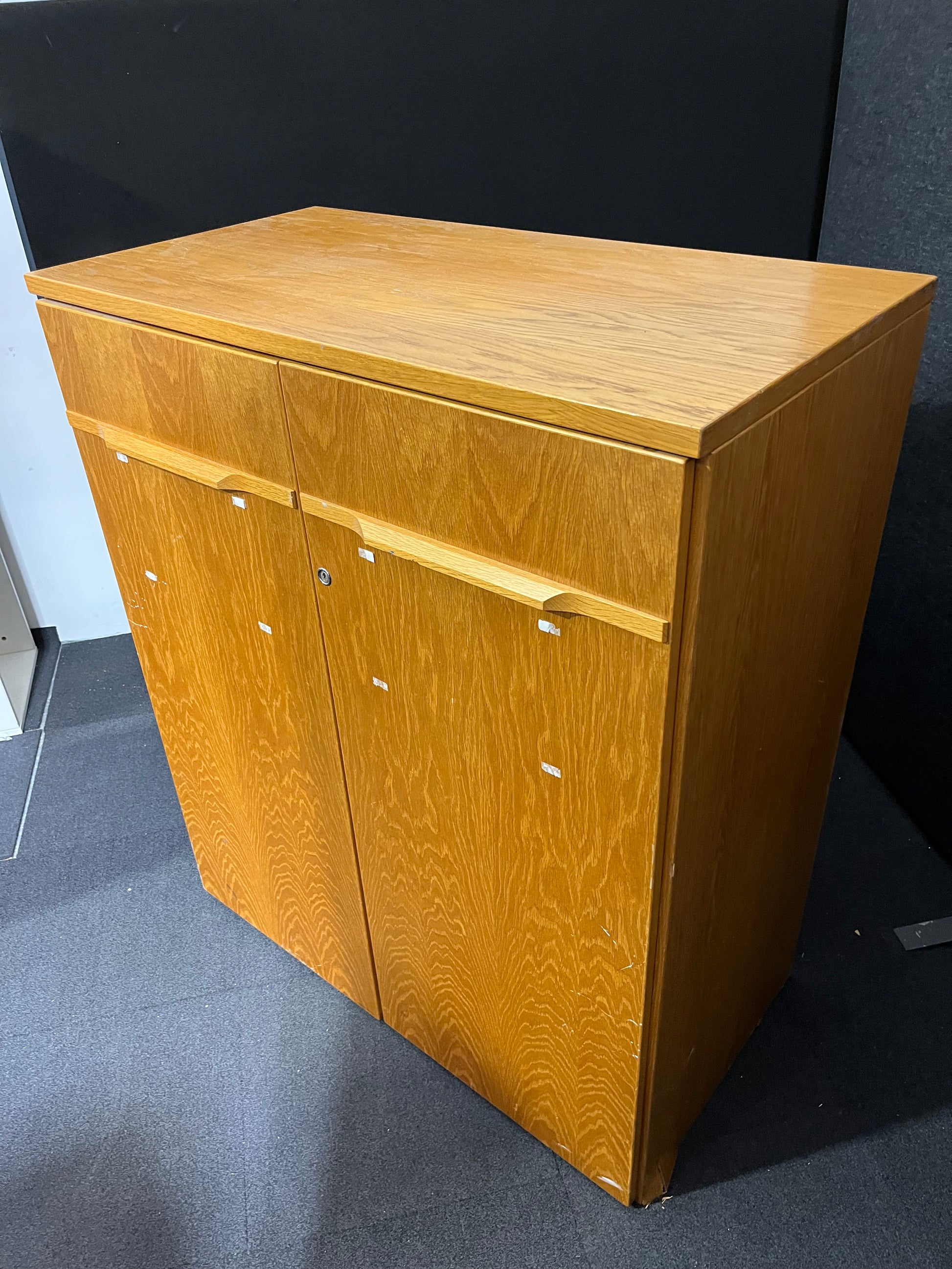 Solid oak 2 door storage unit (H 120 x W 100 x D 53 cm)