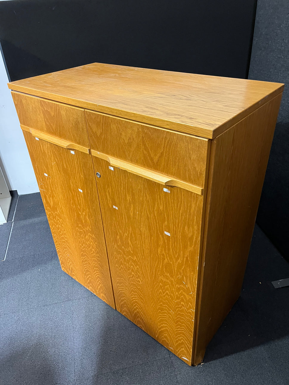 Solid oak 2 door storage unit (H 120 x W 100 x D 53 cm)