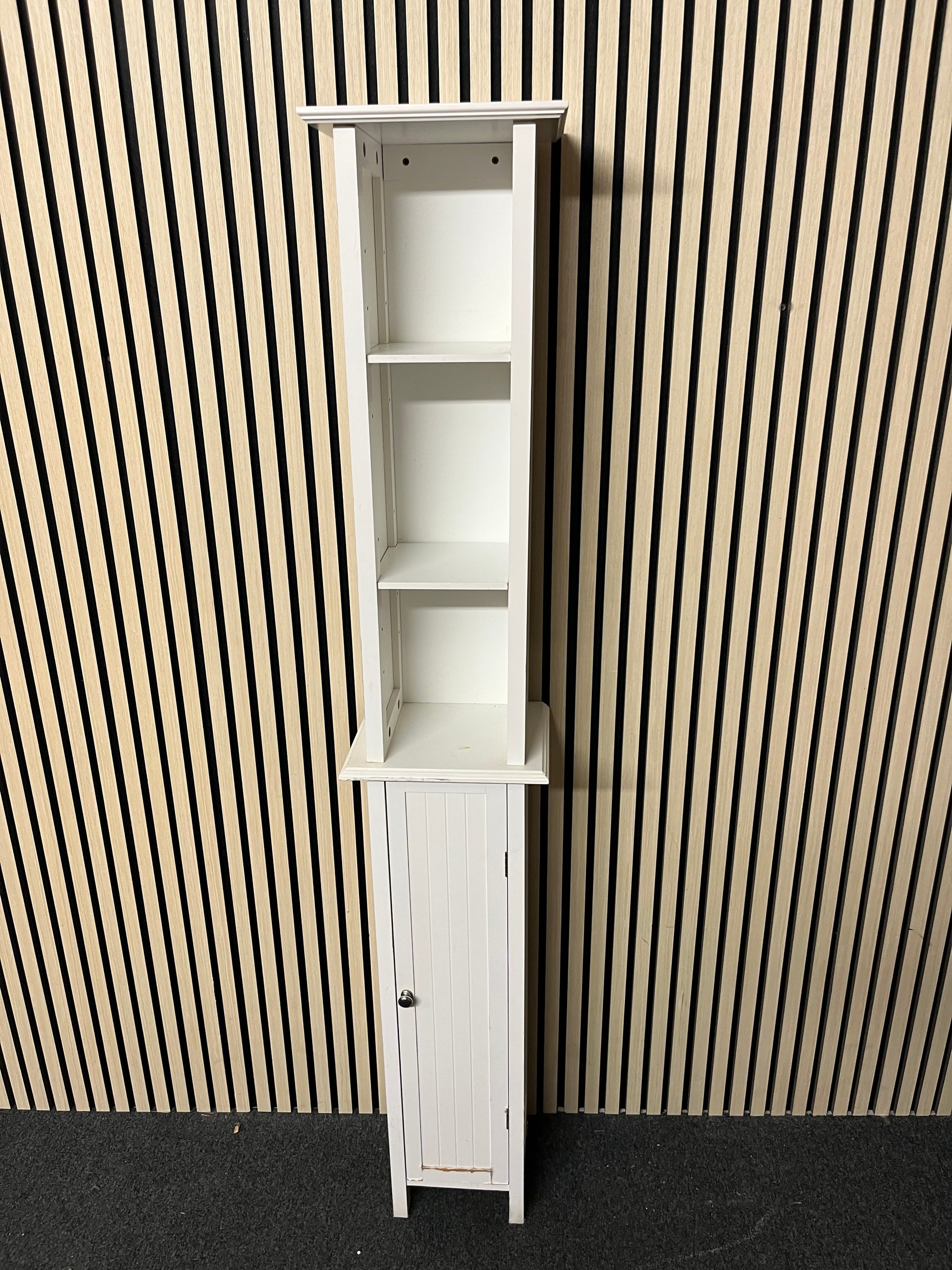 Slim white painted 1 door bathroom unit with top shelves (H 170 x W 30 x 25 cm) 2325