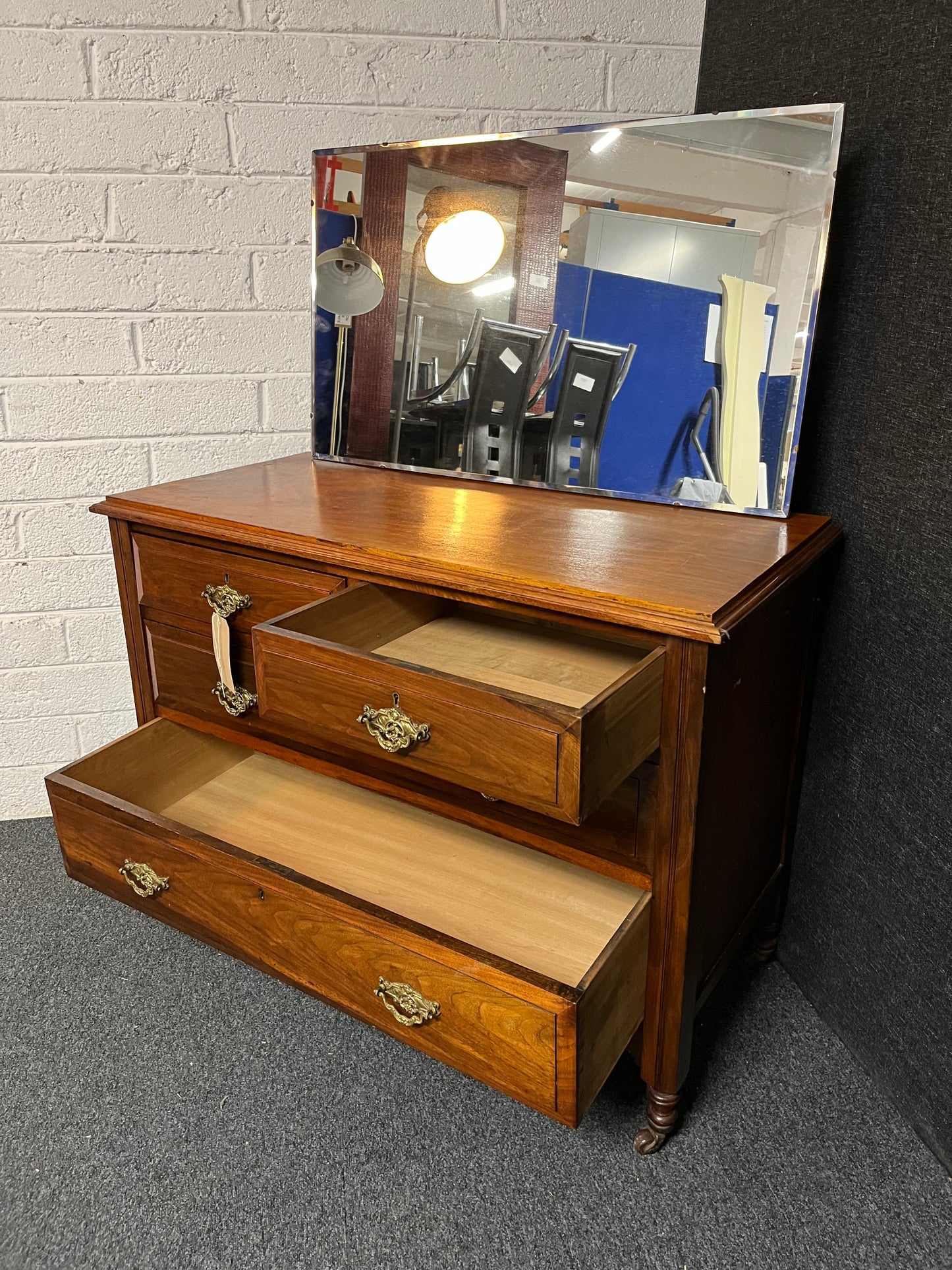Antique mahogany 2+2 bedroom dressing chest of drawers with mirror and brass handles (H 1500 x W 1100 x D 540 mm) 1225