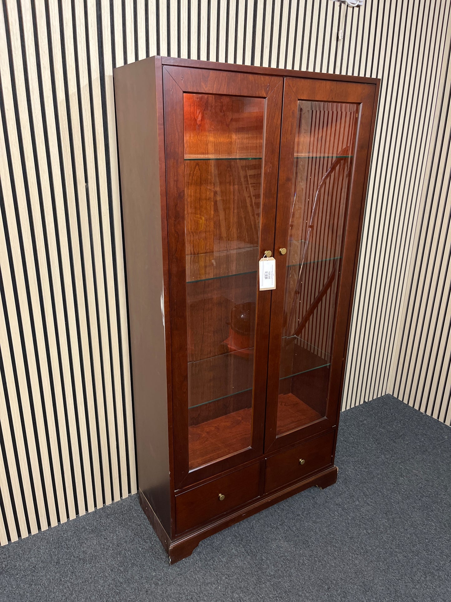 Tall dark wood stained 2 glass door display unit (H 84 x W 127 x D 46 cm) 3325