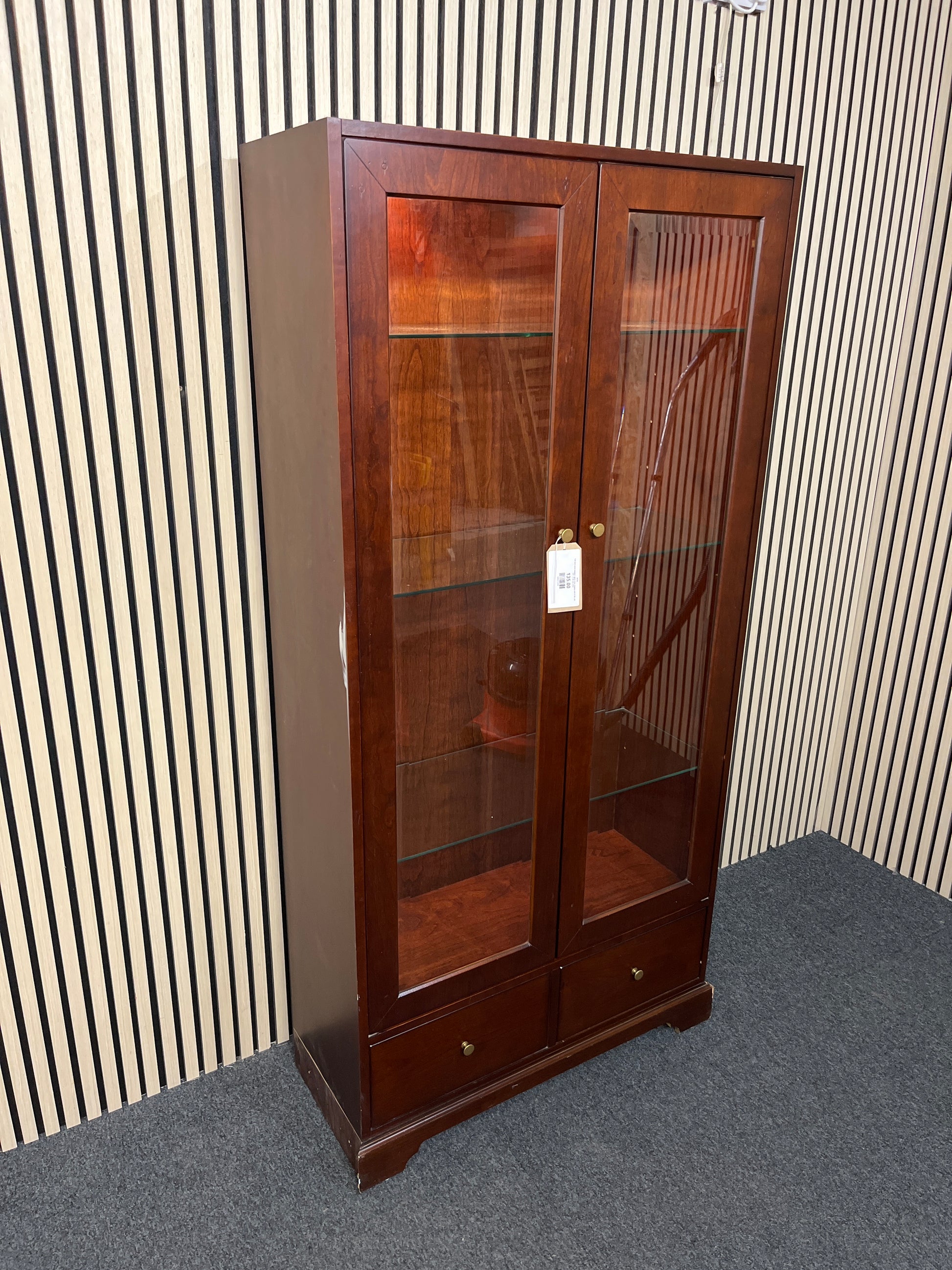 Tall dark wood stained 2 glass door display unit (H 84 x W 127 x D 46 cm) 3325