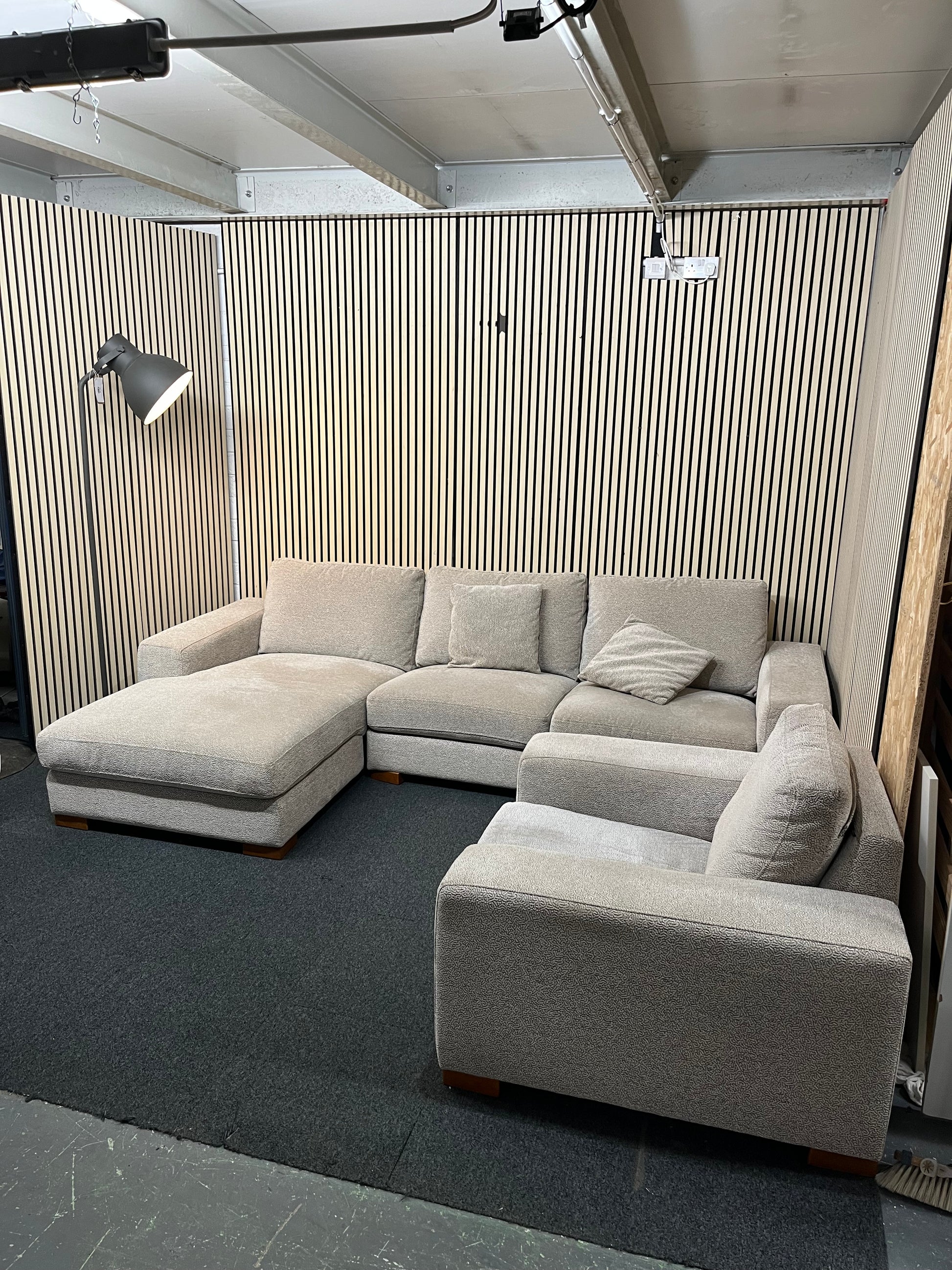 Large right hand light cream fabric corner sofa suite with matching armchair (Width 290 cm, depth 170cm and 100 cm) 1126