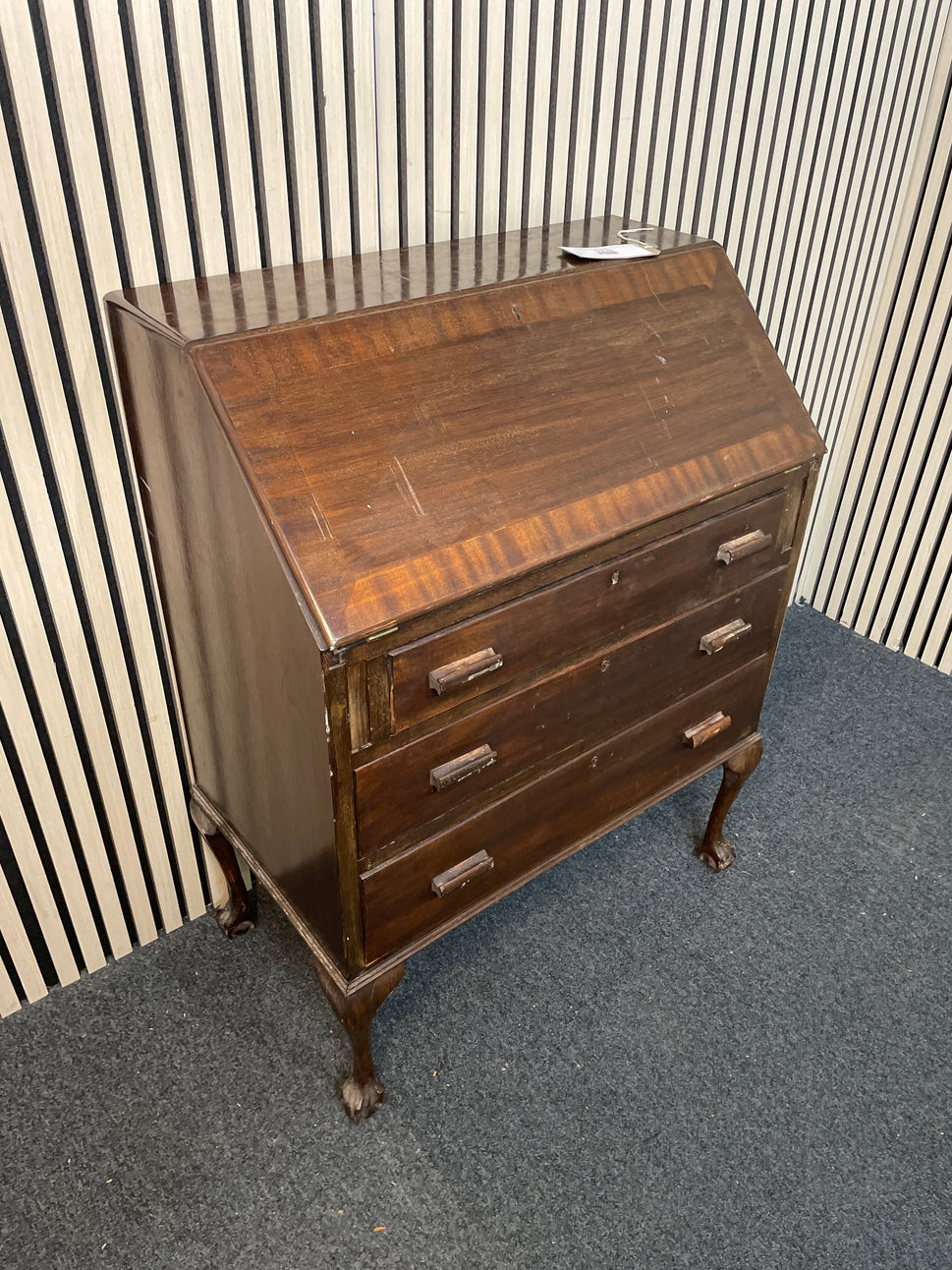 Mahogany ornate writing bureau with 3 drawers (H 98 x W 74 x D 41 cm) 2425