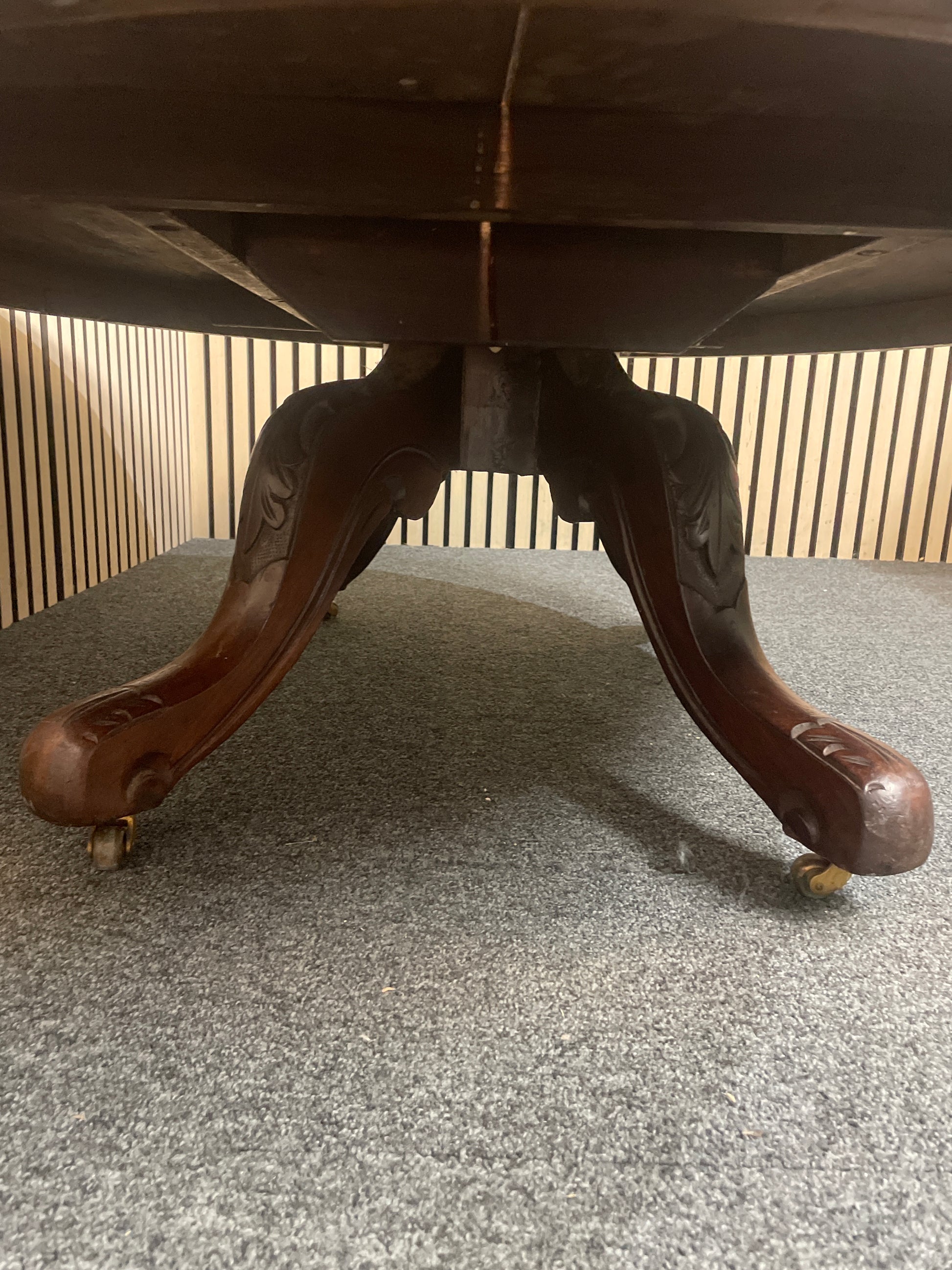 Antique oval low mahogany coffee table with splayed legs (H 44 x W 132 x D 97 cm) 3126