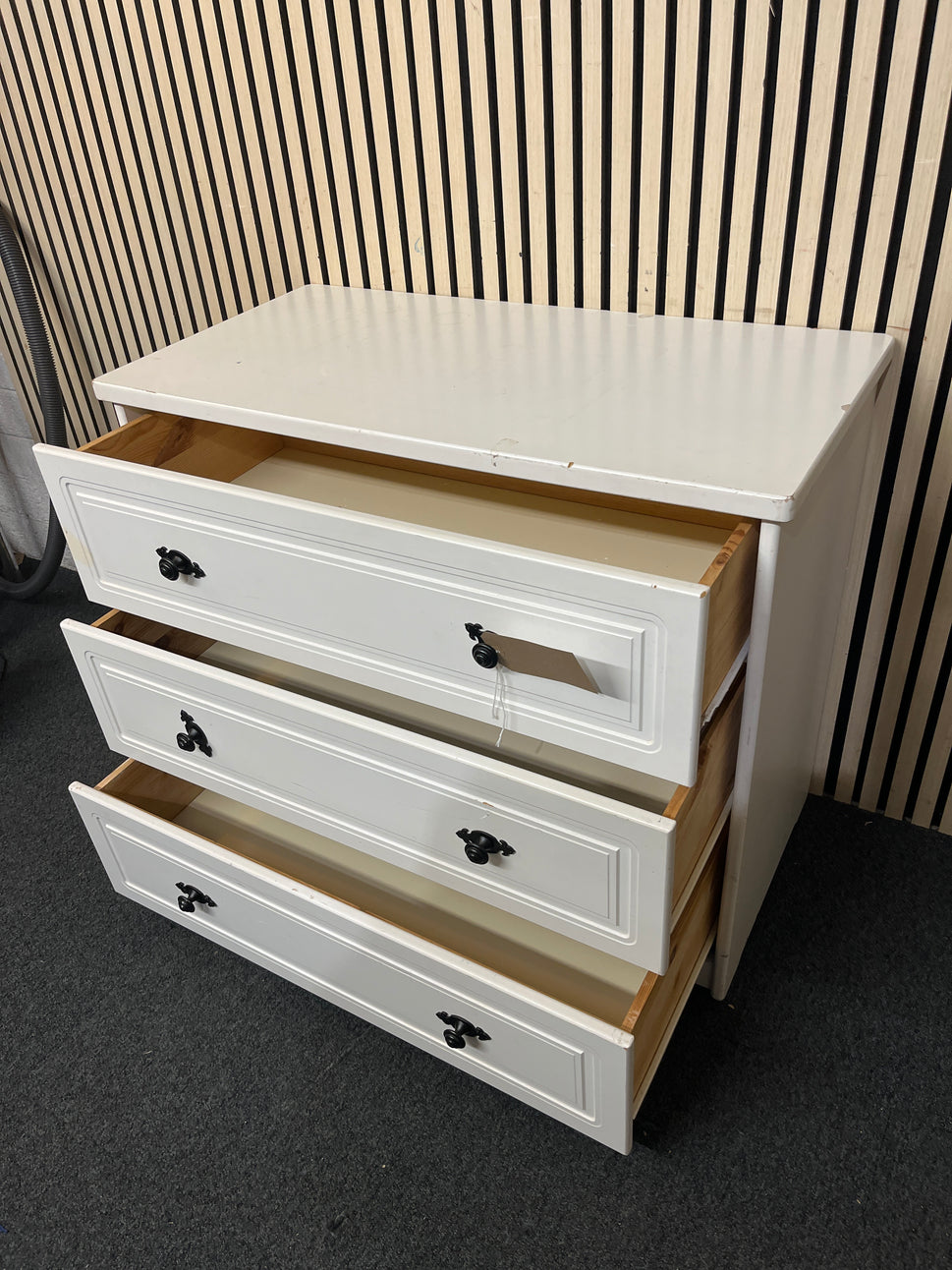 White laminate 3 drawer chest of drawers (H 80 x W 90 x D 47 cm)  44323