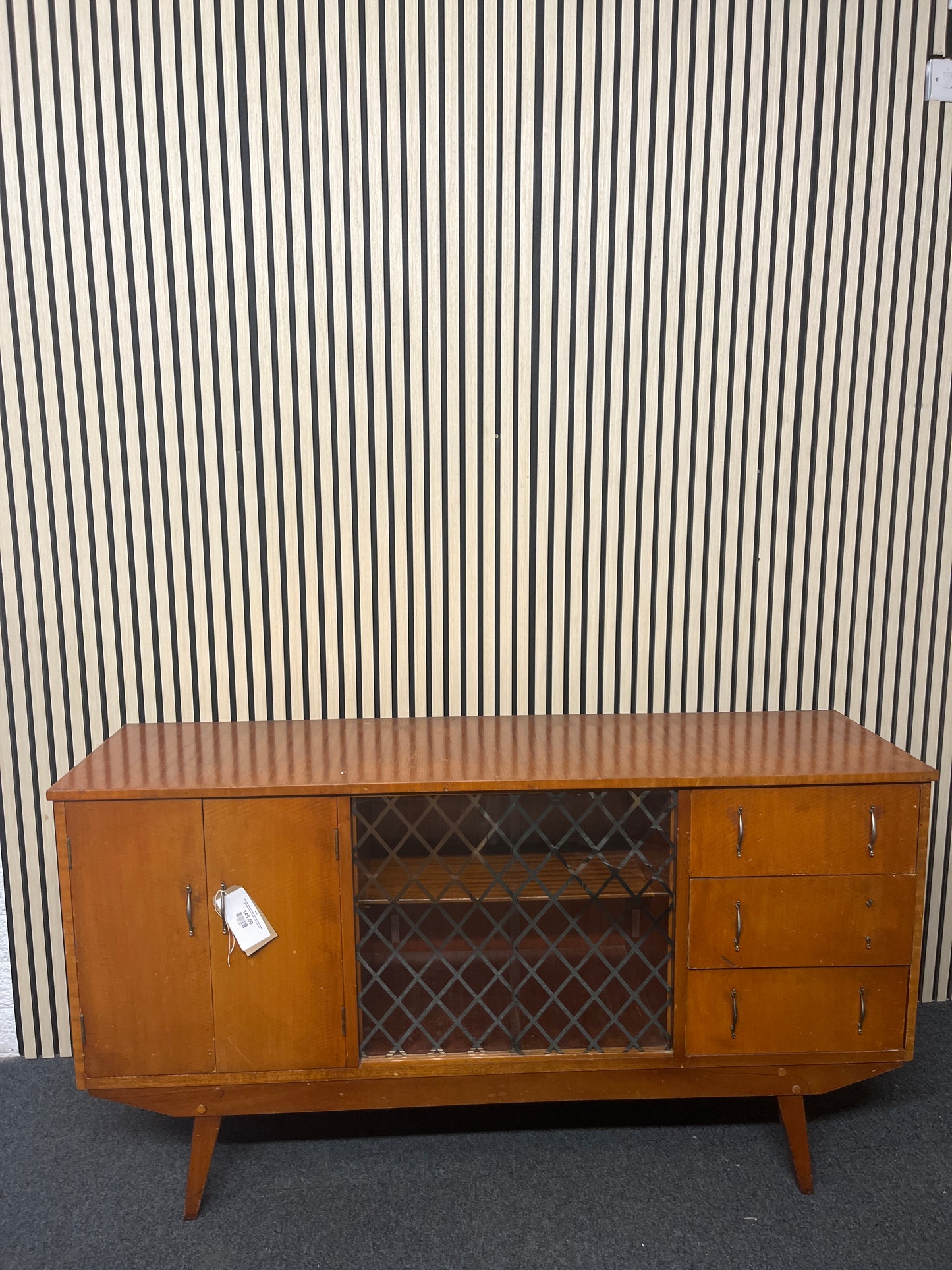 Retro teak stained 2 door 3 drawer glass fronted sideboard (H 83 x W 152 x D 44 cm) 2325