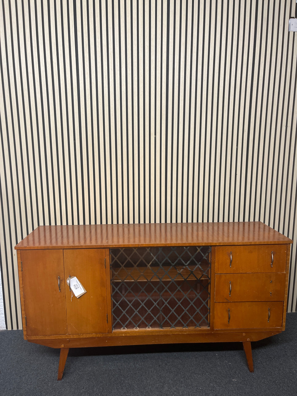 Retro teak stained 2 door 3 drawer glass fronted sideboard (H 83 x W 152 x D 44 cm) 2325