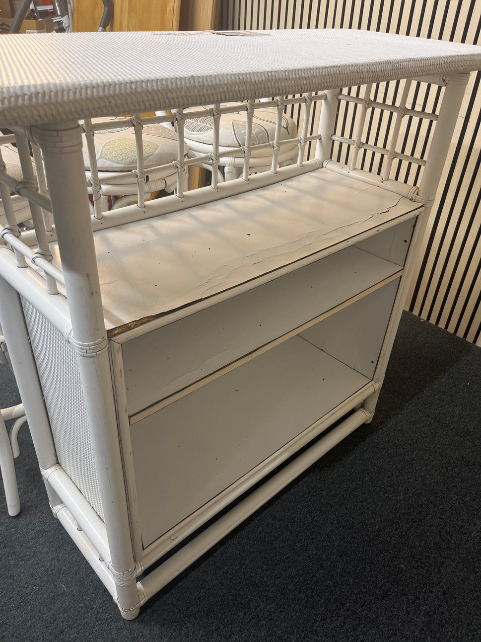 Cane white painted bar counter with 3 no. matching stools (H 103 x W 115 x D 43 cm) 43556