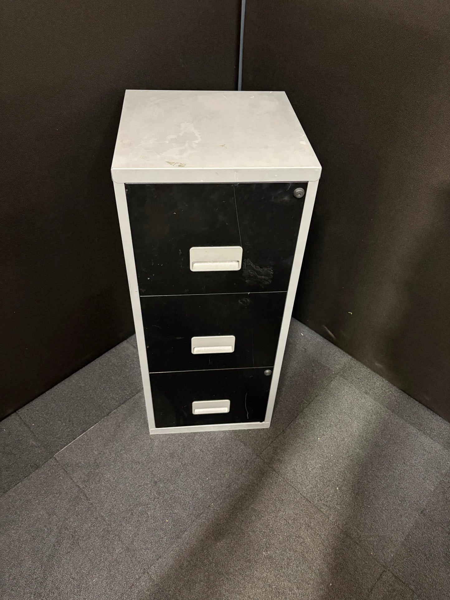 Secondhand silver and black metal 3 drawer A4 Home office filing cabinet with key 400Dx400Wx960H