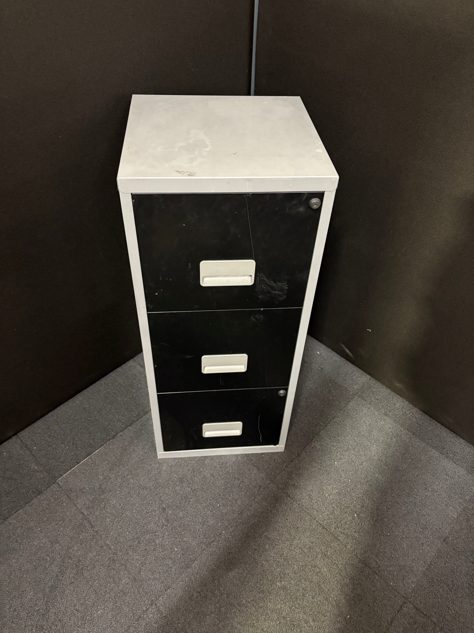 Secondhand silver and black metal 3 drawer A4 Home office filing cabinet with key 400Dx400Wx960H